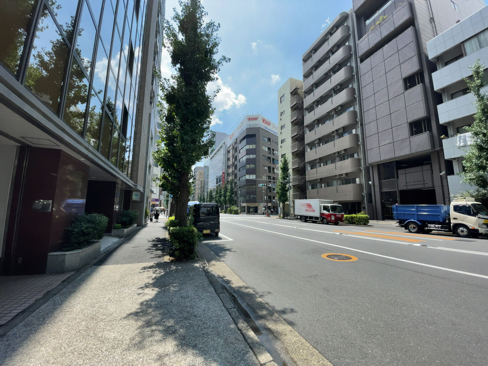 NREG本郷三丁目ビル前面の通り