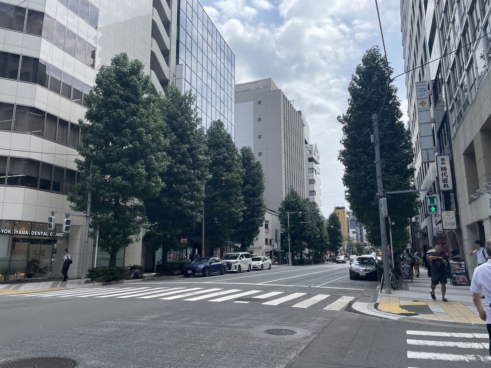 青山ビル前面の通り