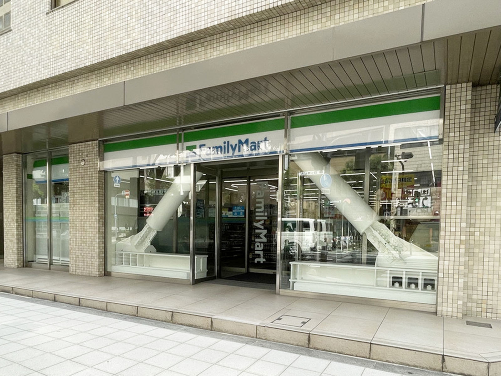 同じ通りにあるファミリーマート 四ツ橋北店