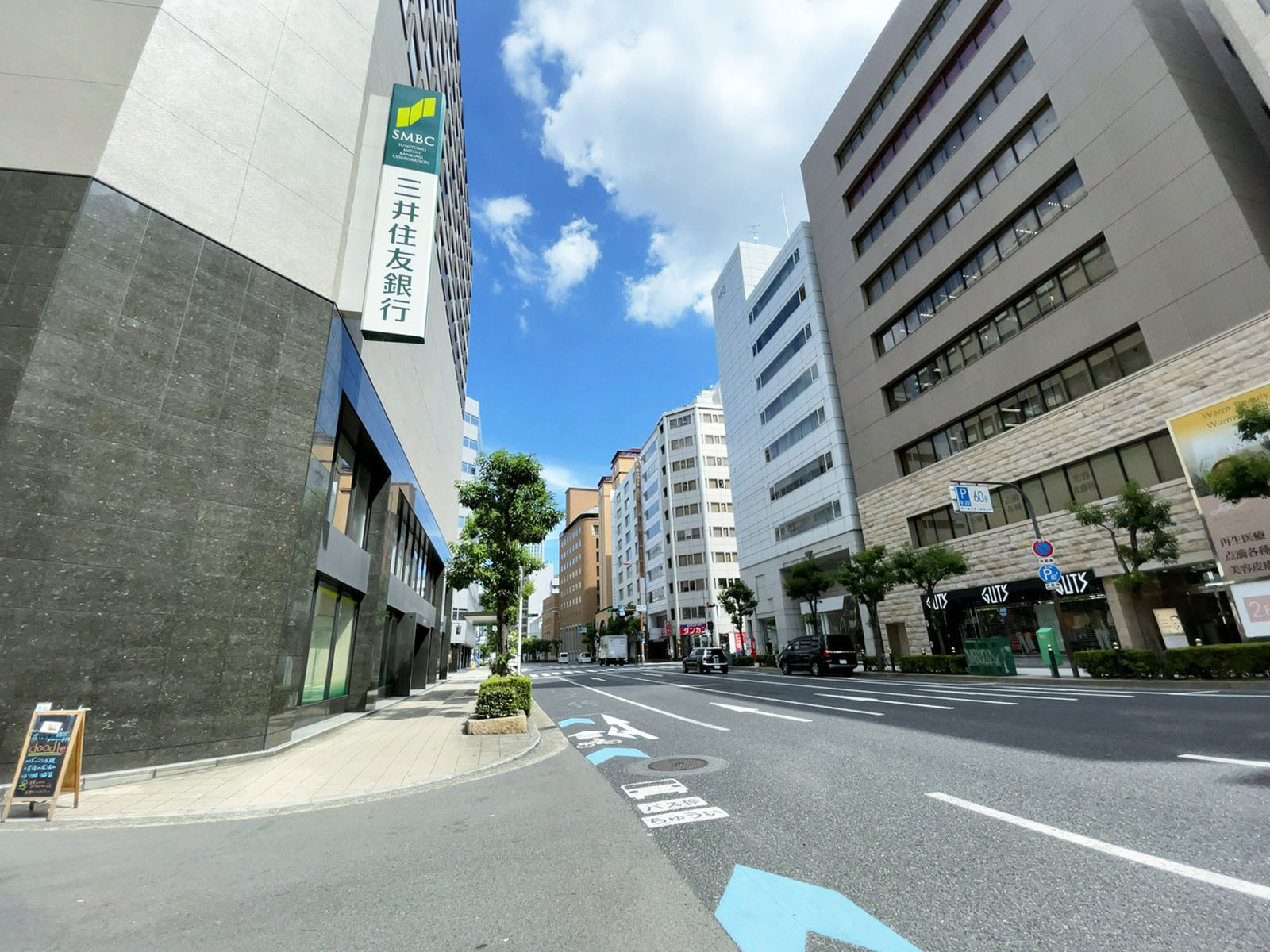 行成ビル前面の通り
