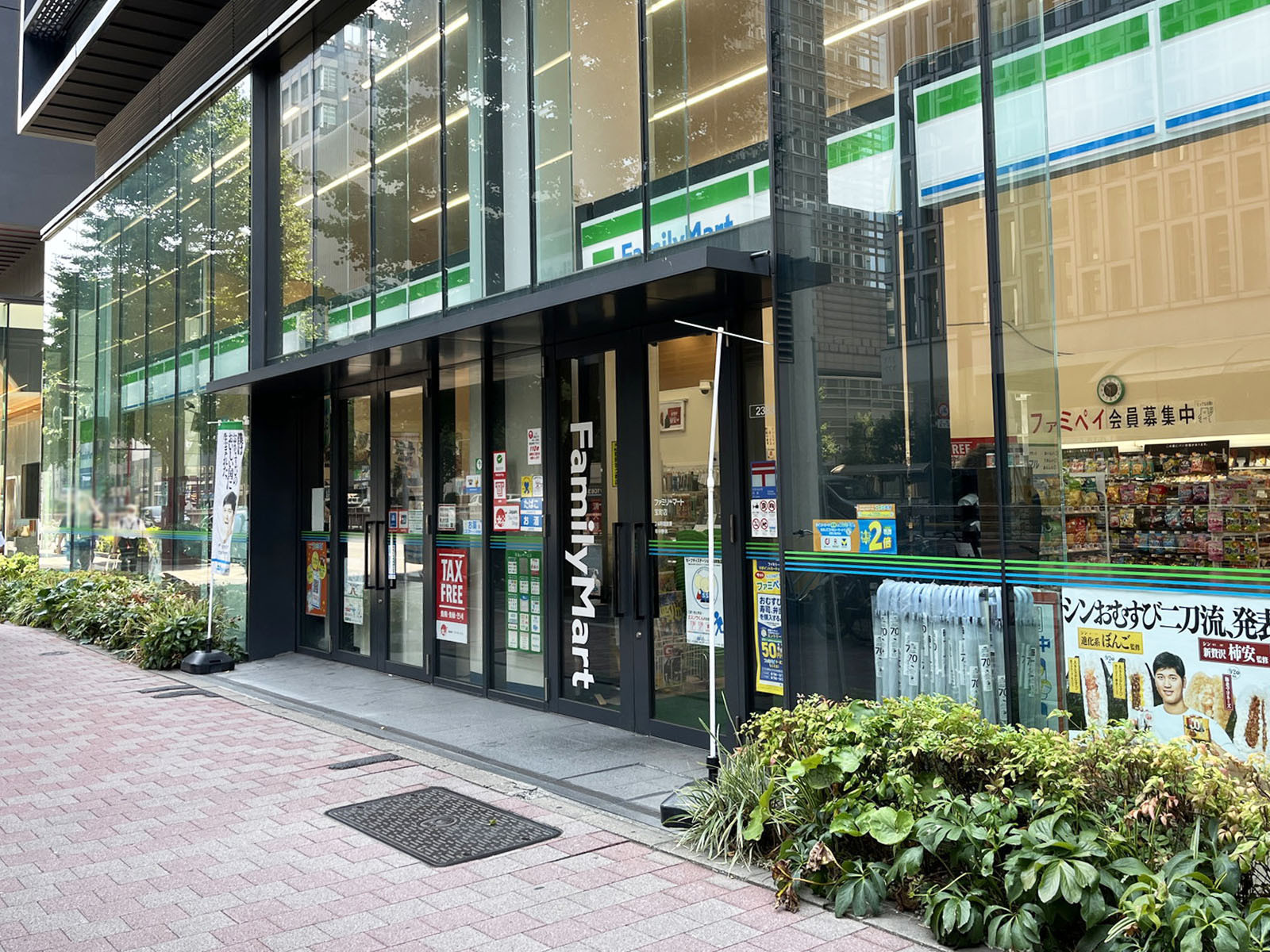 徒歩2分のファミリーマート 宝町店