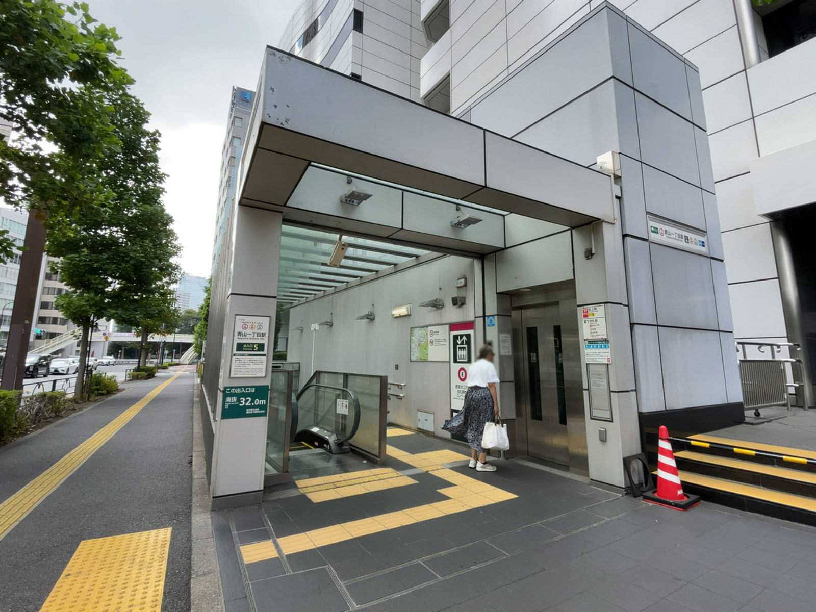 最寄りの「青山一丁目駅」