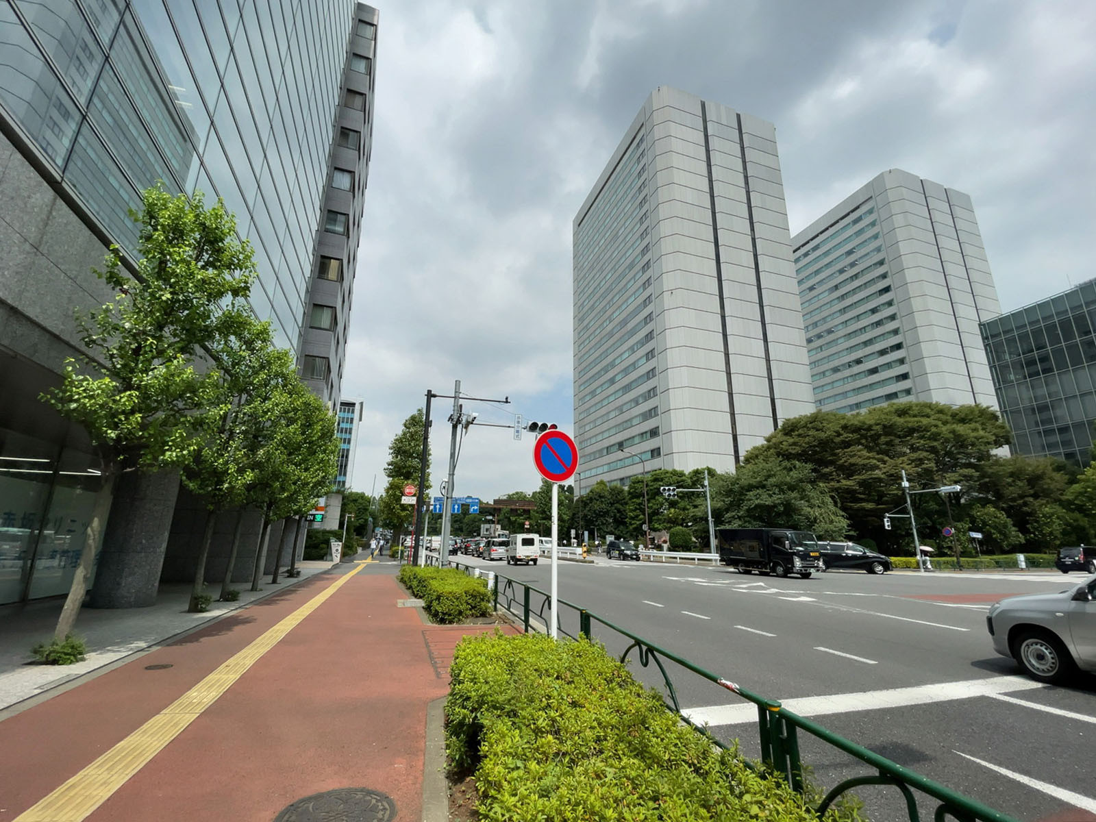 ヒューリック青山外苑東通ビル前面の通り
