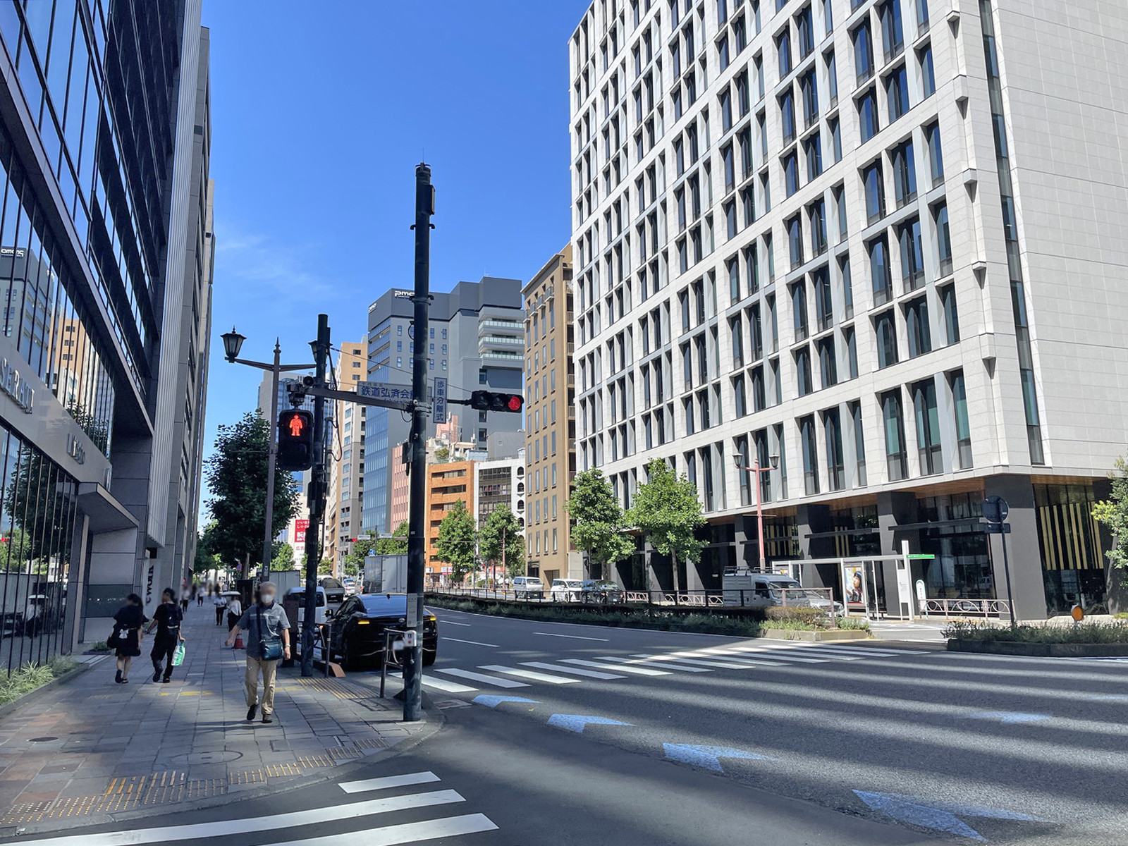 麹町弘済ビルディング前面の新宿通り