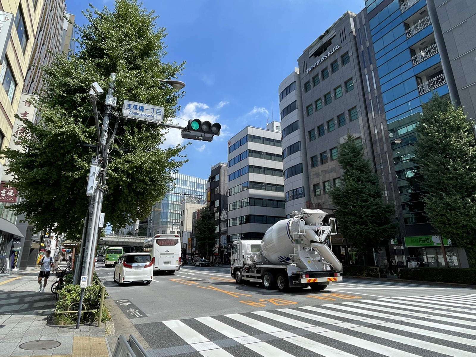 日東ビル前面の江戸通り