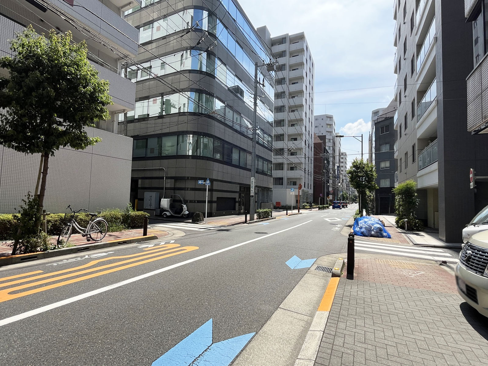 政光ビル前面の居留地中央通り