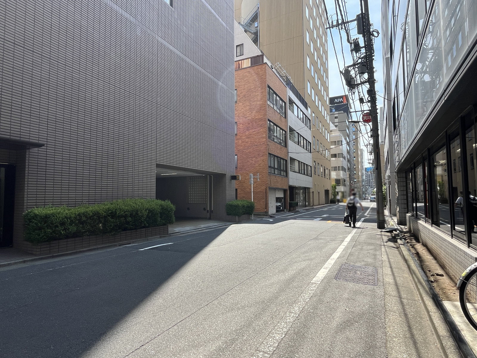 アルファ新富ビル前面の通り