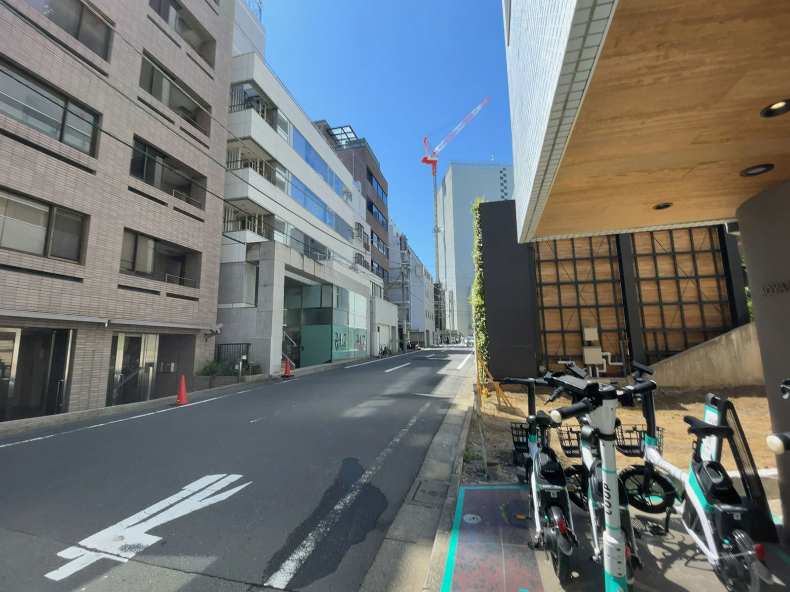 青山アイビスビル前面の通り