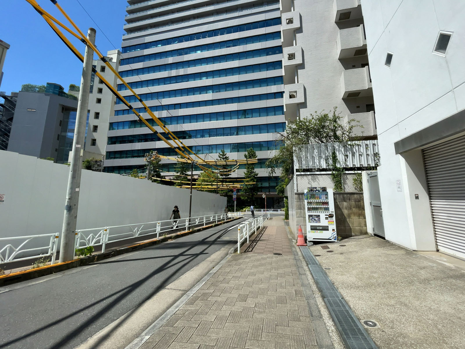 ミタケタワー前面の通り