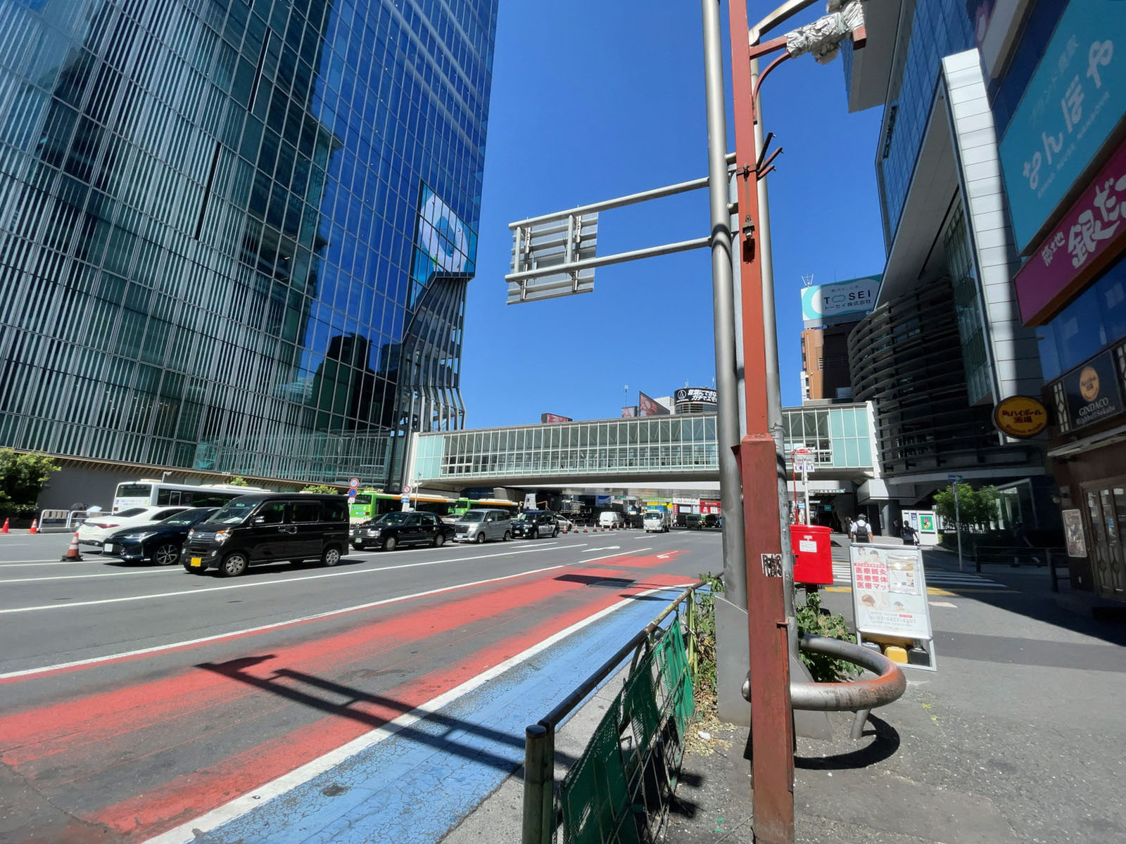 ビル前の明治通り