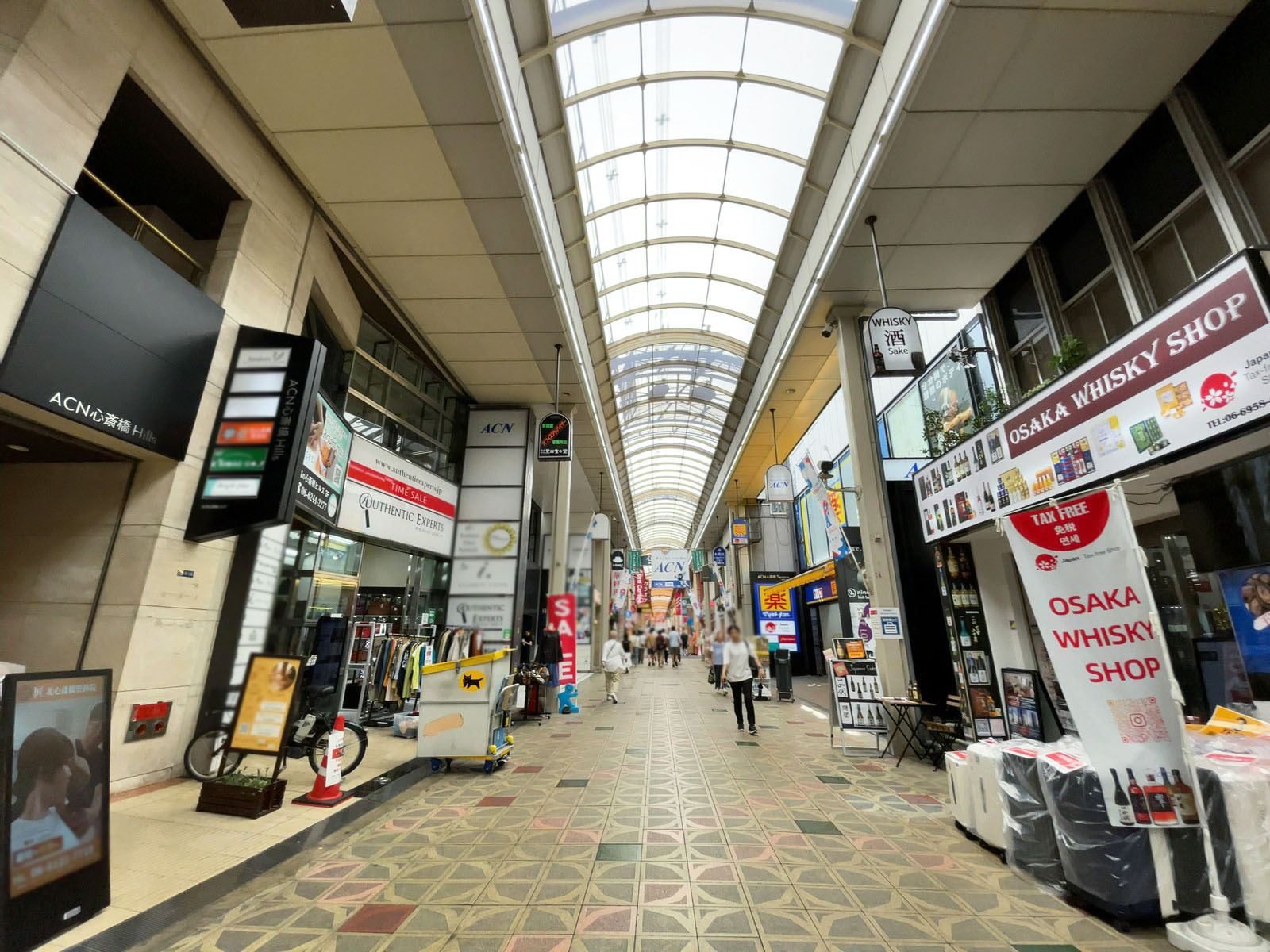 ACN心斎橋ヒルズ前面のせんば心斎橋筋商店街