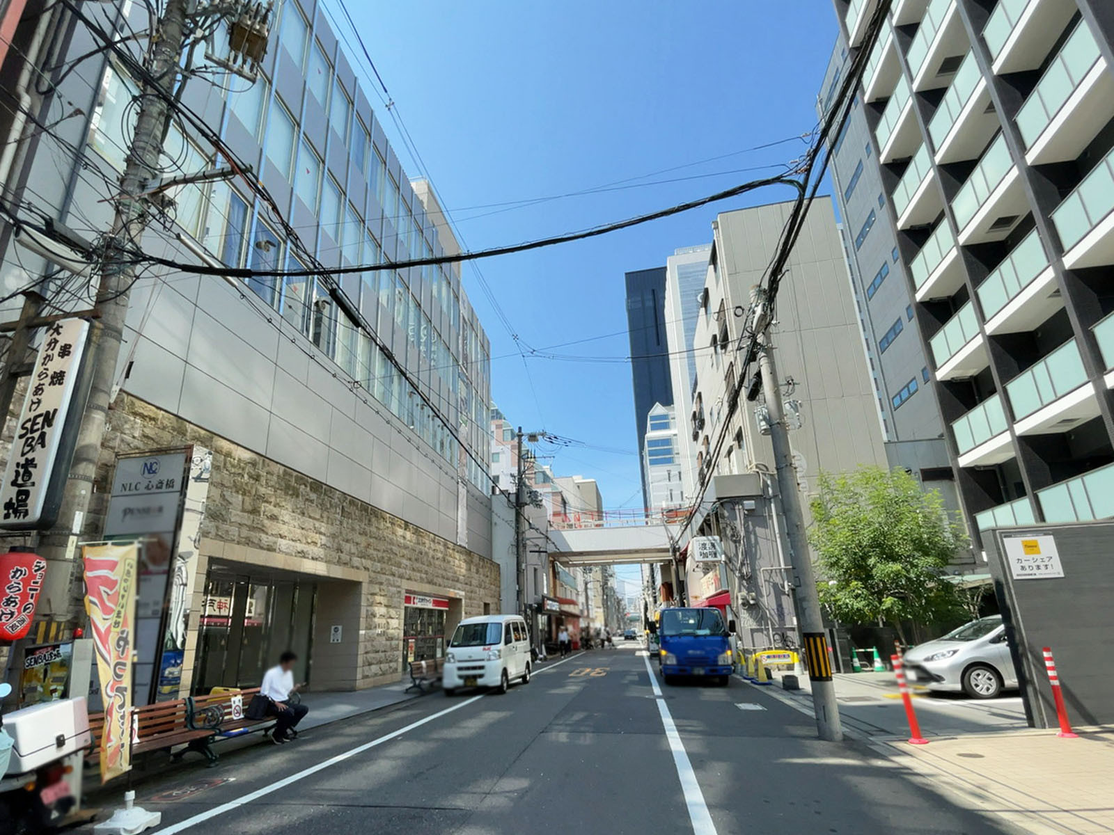 三栄ムアビル前面の通り