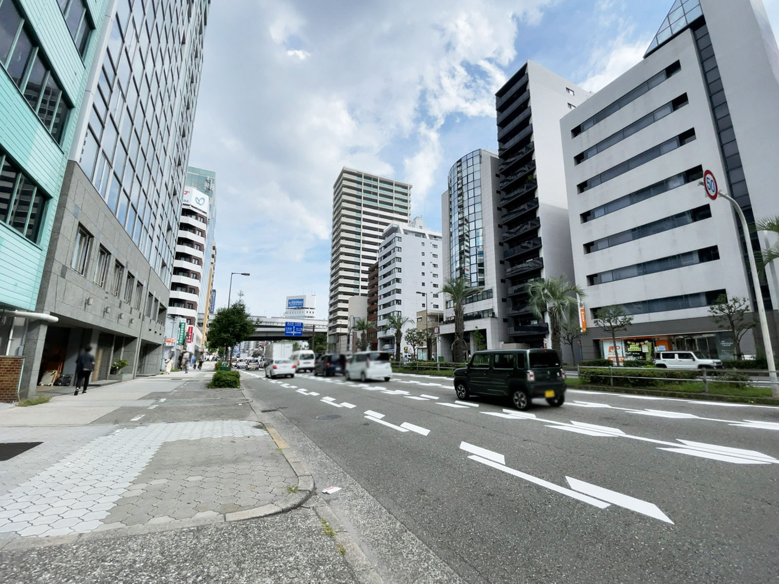 福徳産業ビル前面の通り