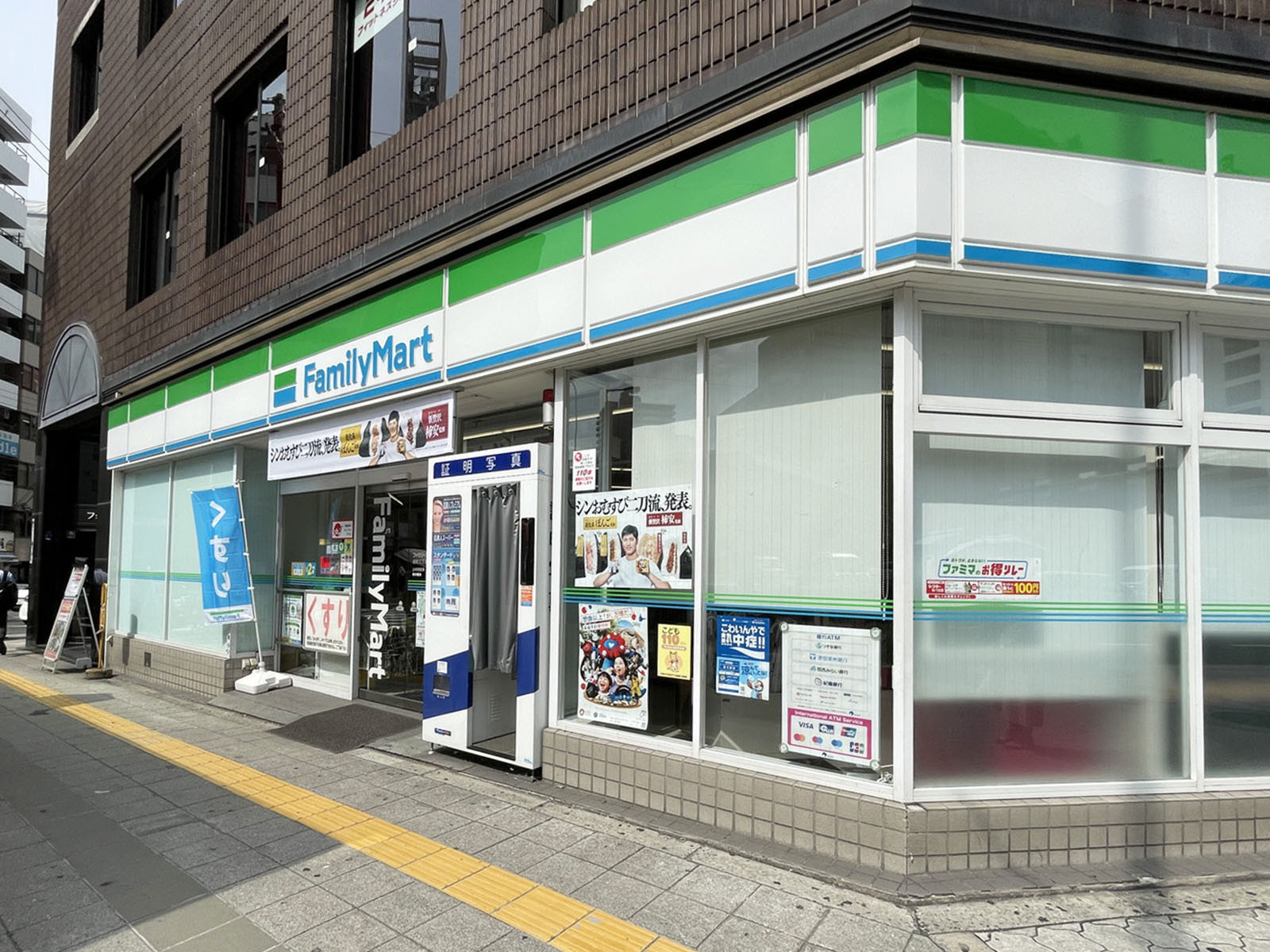 斜め向かいにあるファミリーマート 谷町三丁目店