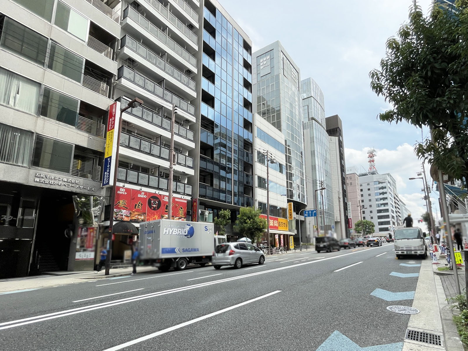 谷四スクエアビル前面の本町通
