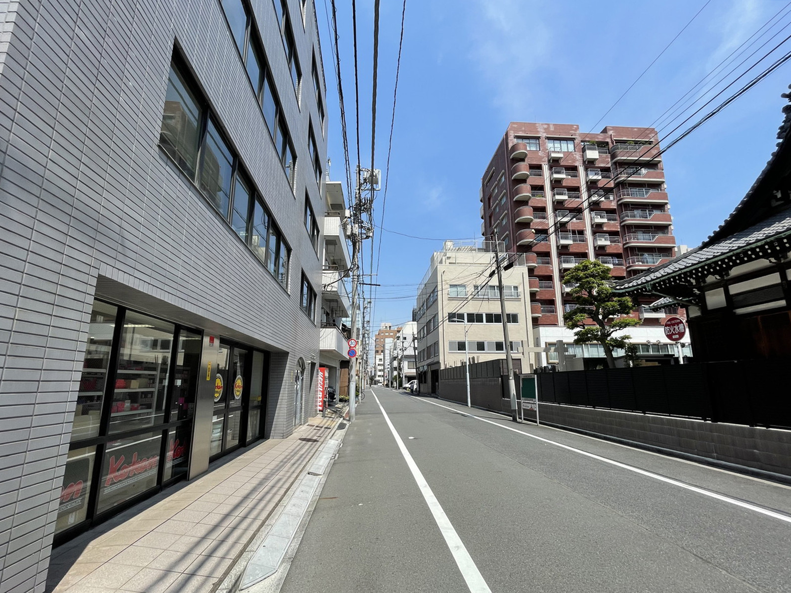 五宝堂ビル前面の通り