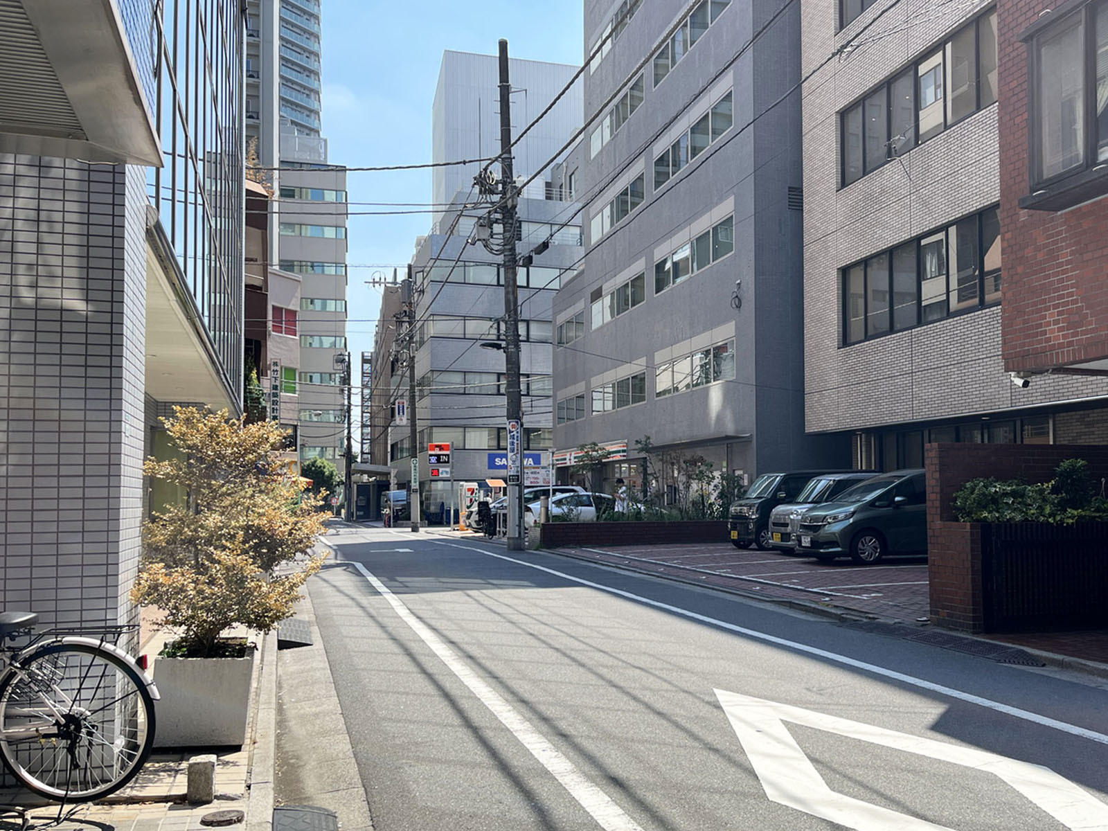 池袋E3ビル前面の通り