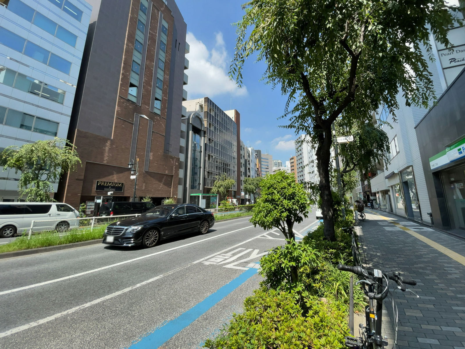 WIND EBISU 3 BLDG.前面の明治通り