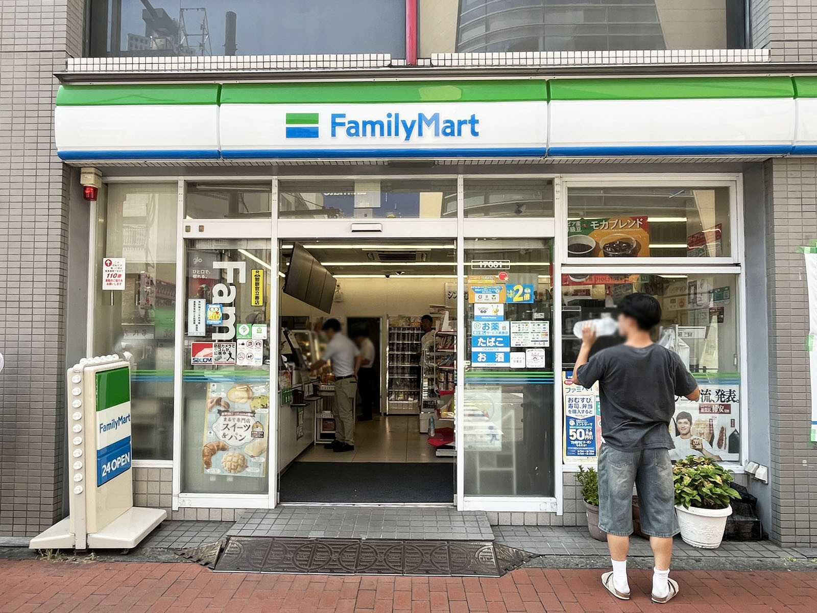 向かいのファミリーマート 池袋駅東店