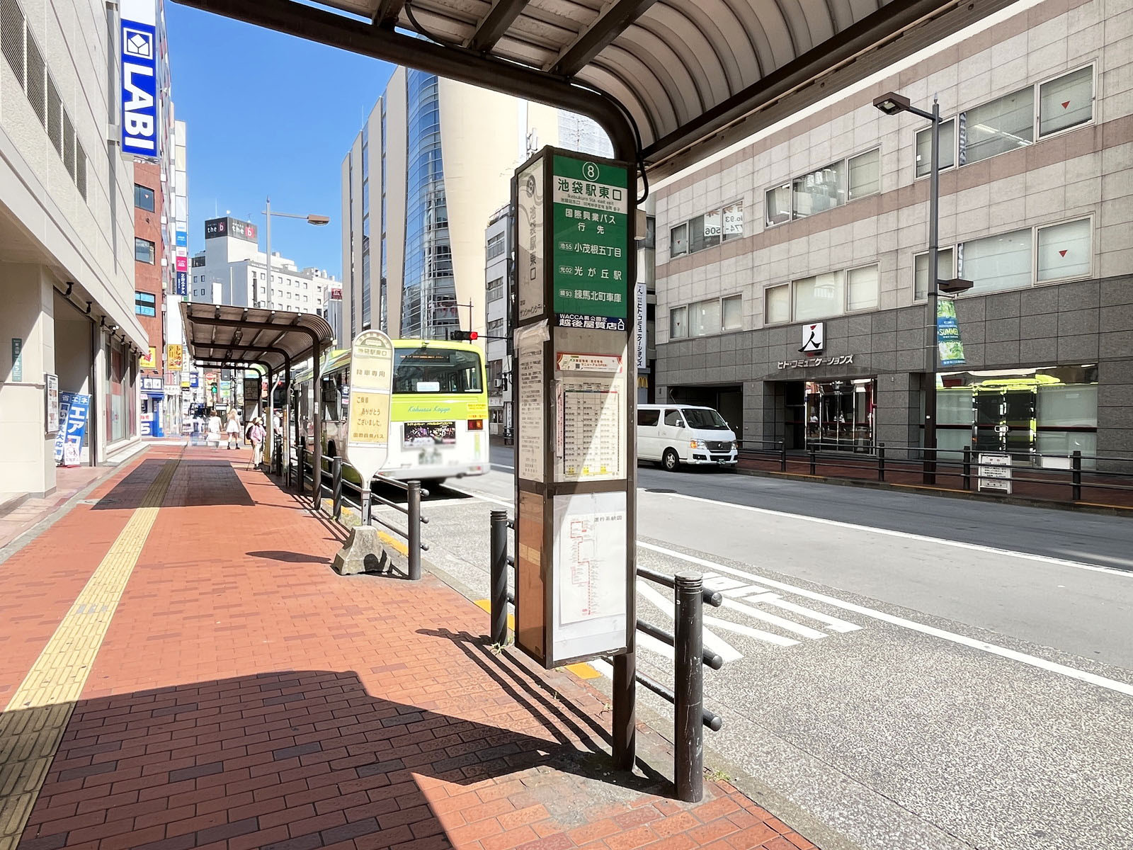 ビル前のバス停「池袋駅東口」