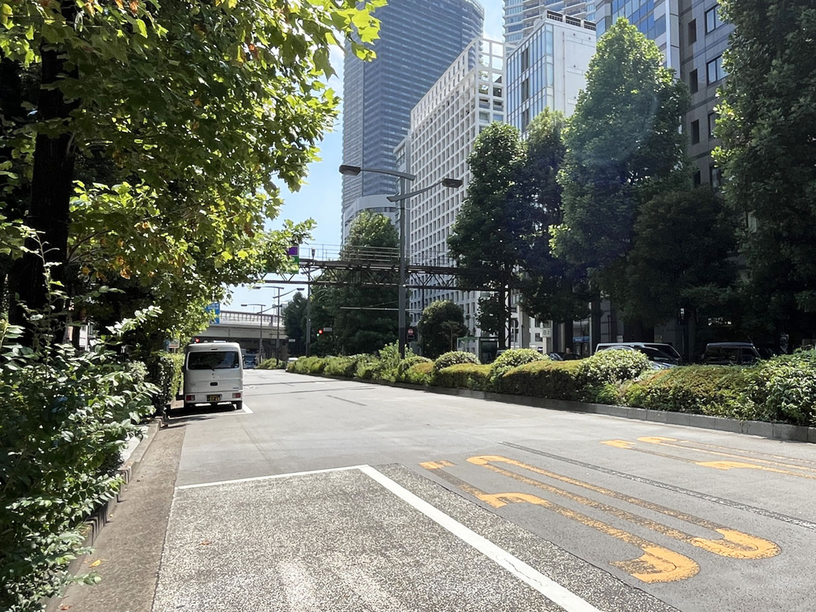 タカセビル前面のグリーン大通り
