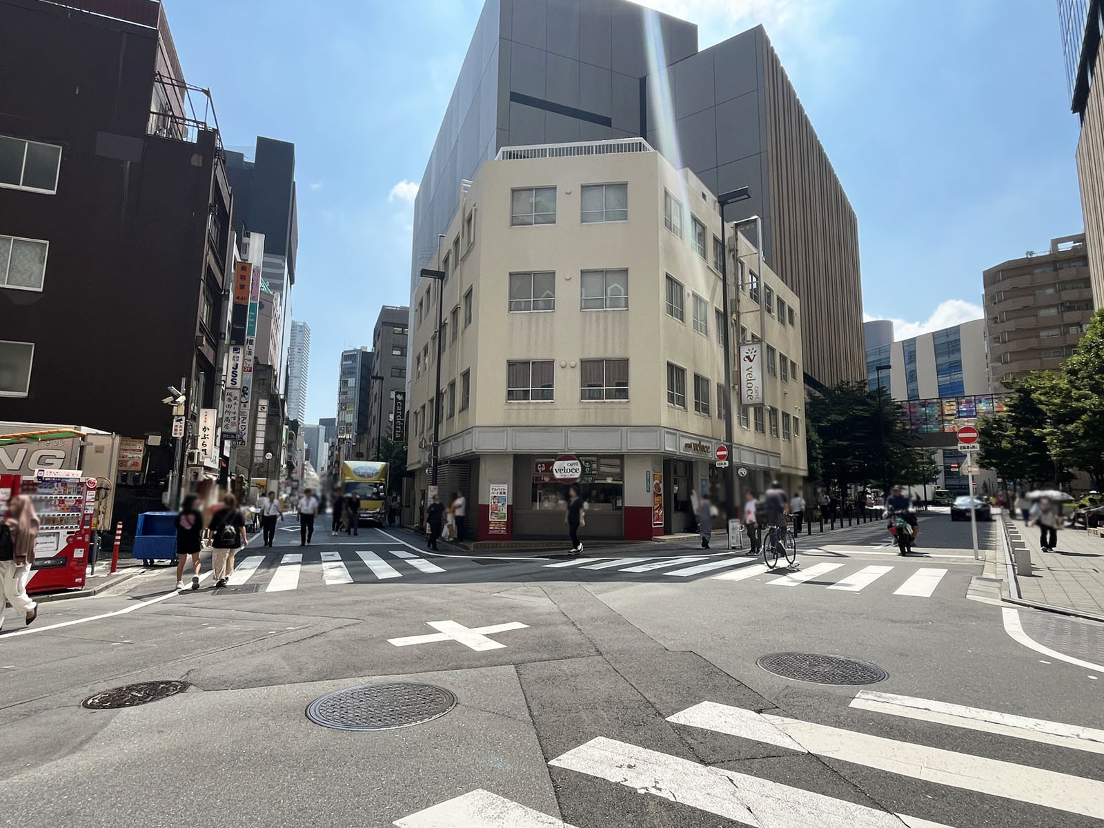 第2アムスビル前面の通り