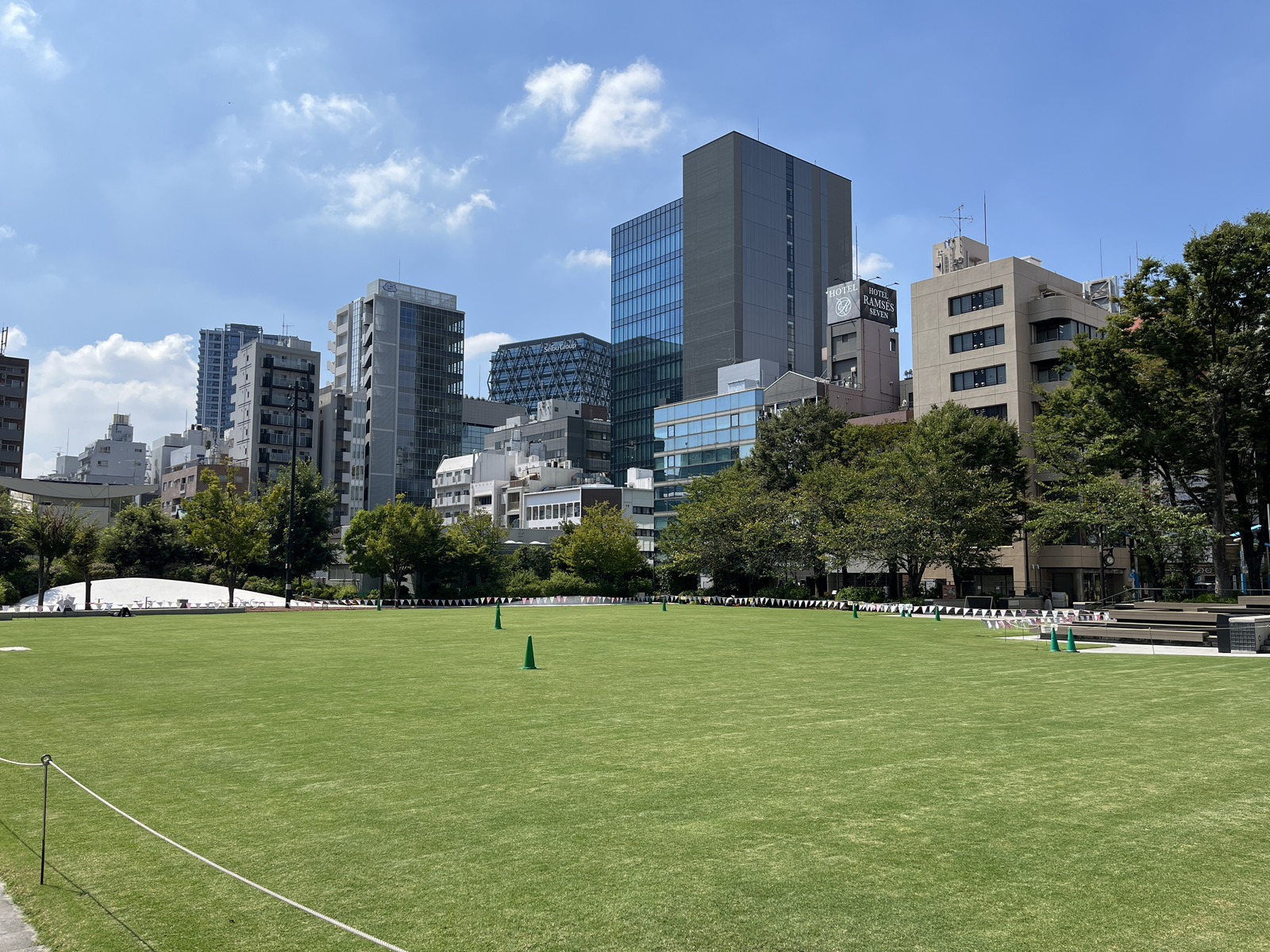 近くの南池袋公園
