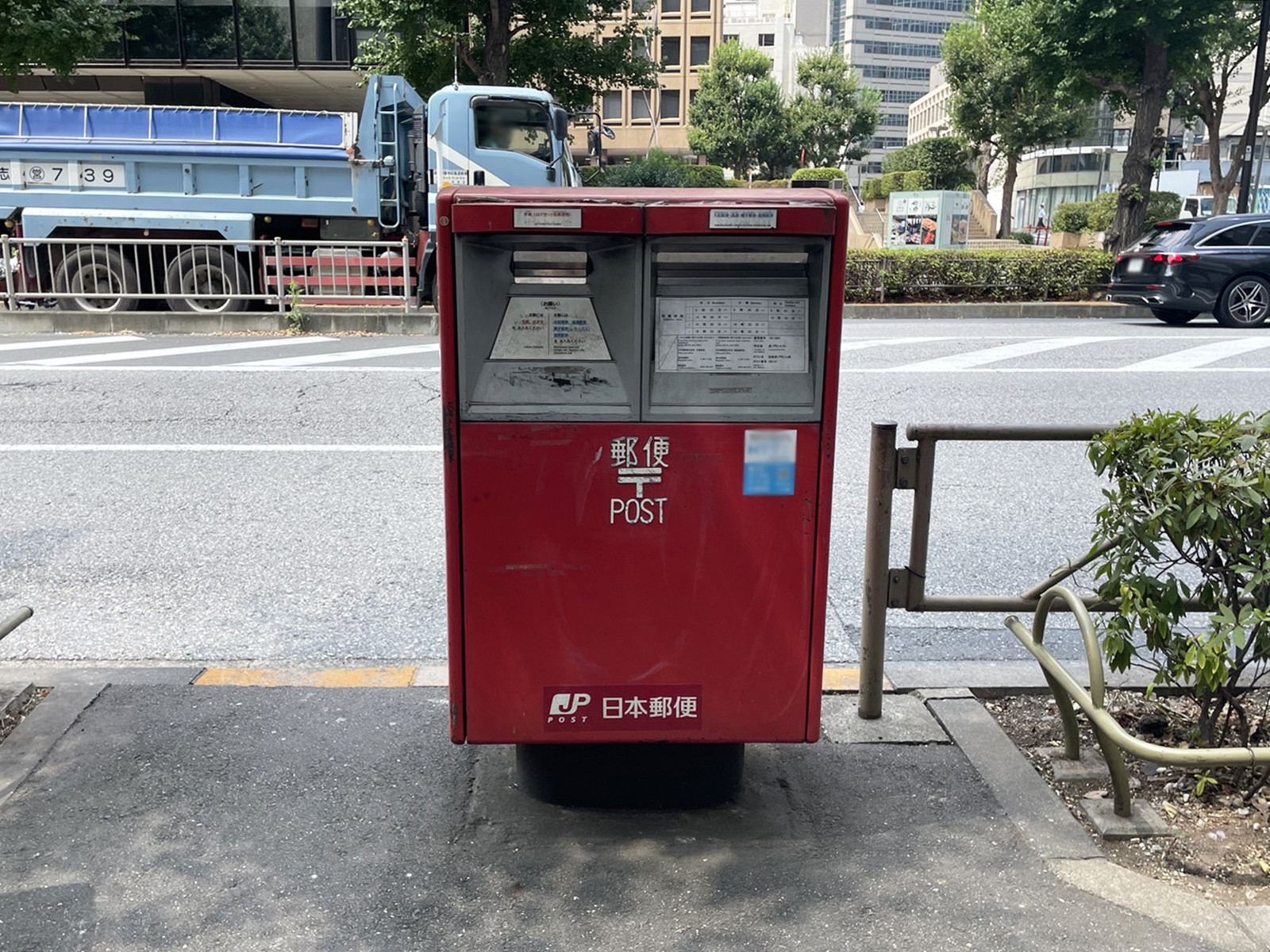 ビル前の郵便ポスト