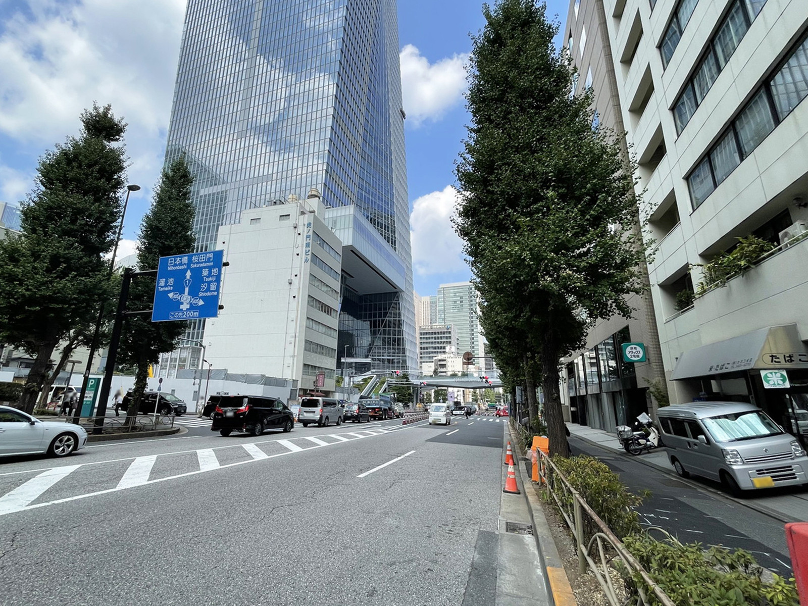 近鉄虎ノ門ビル前面の桜田通り
