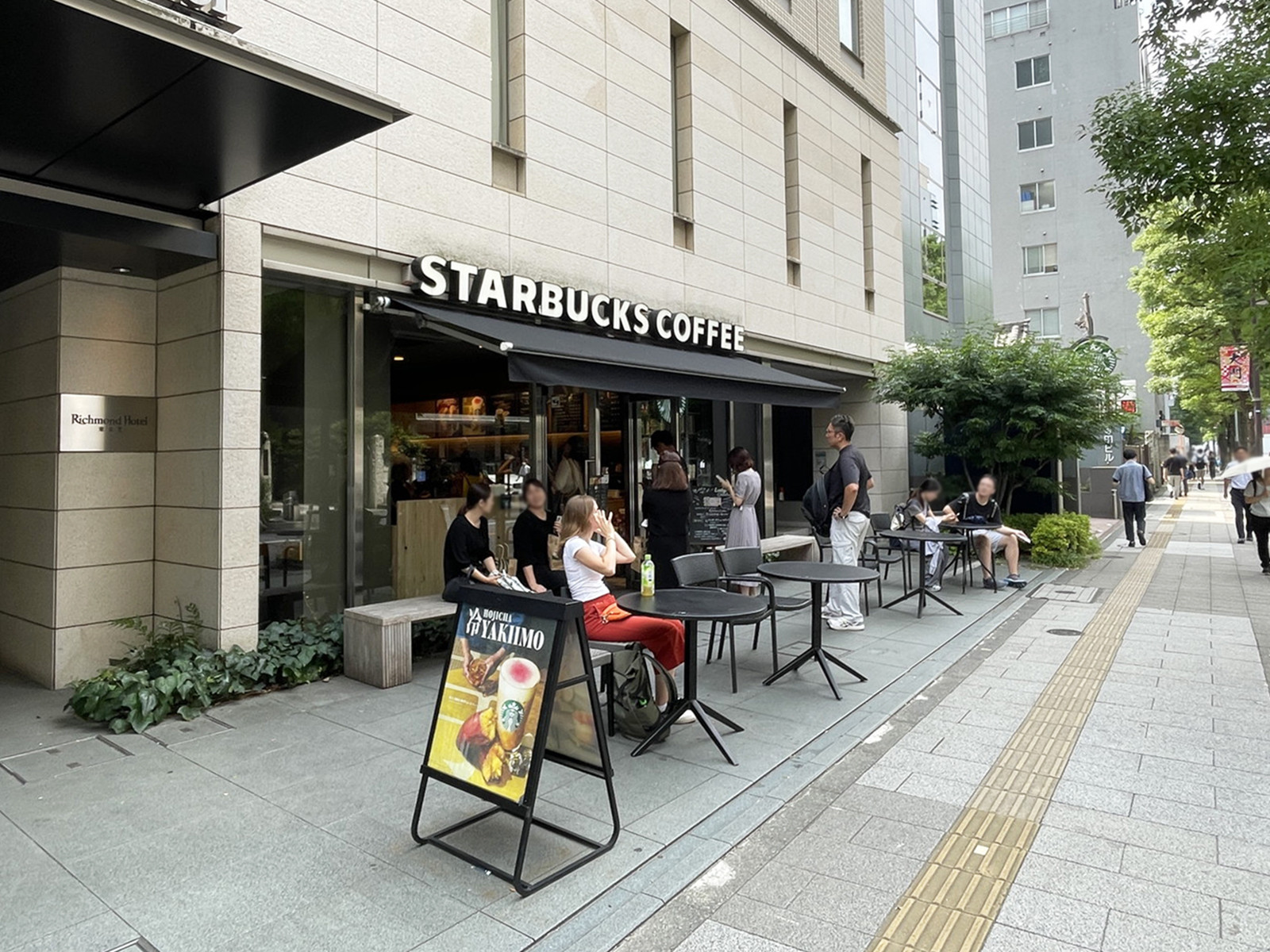 向かいのスターバックス コーヒー 芝大門店