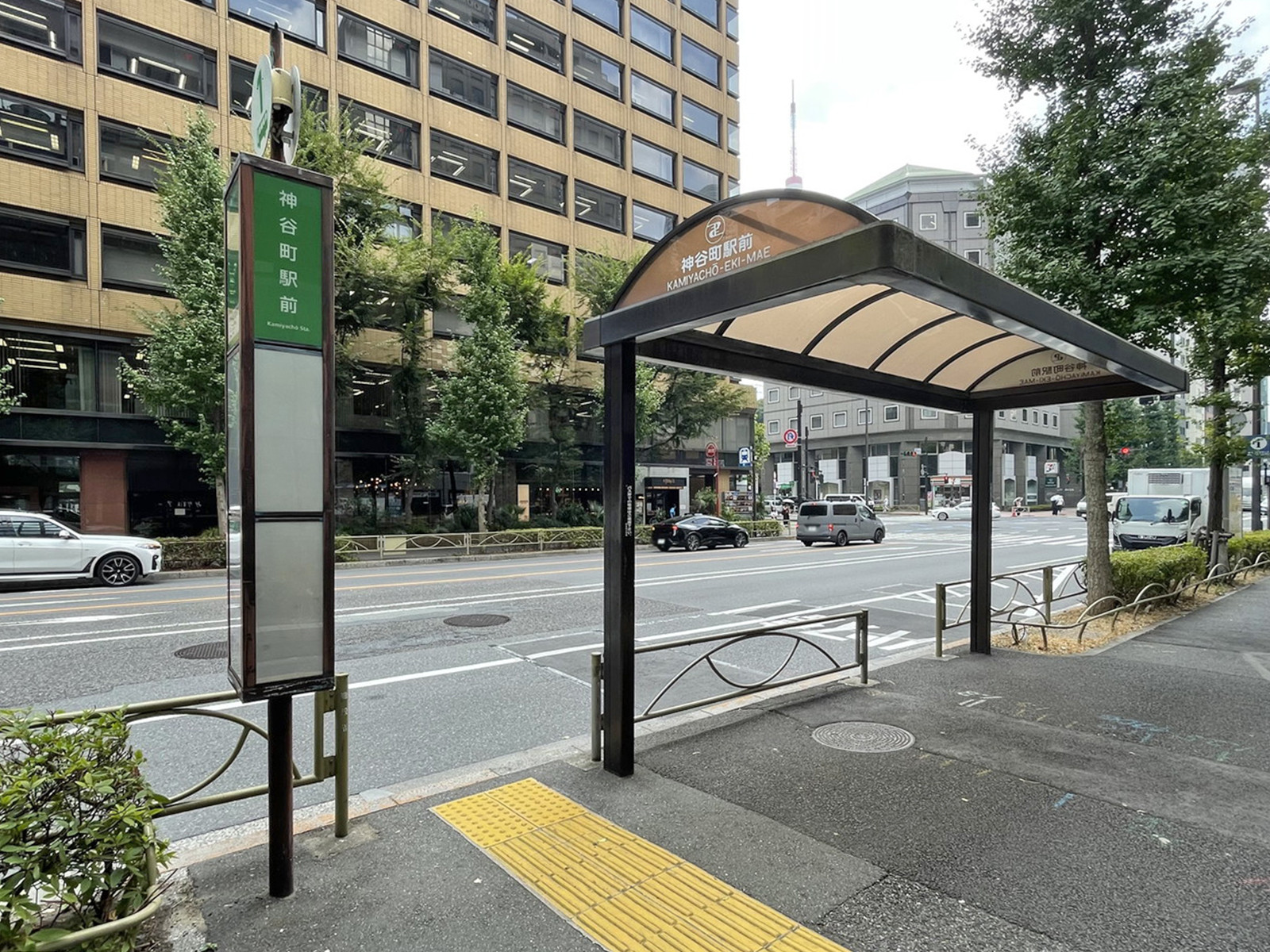 ビル前のバス停「神谷町駅前」