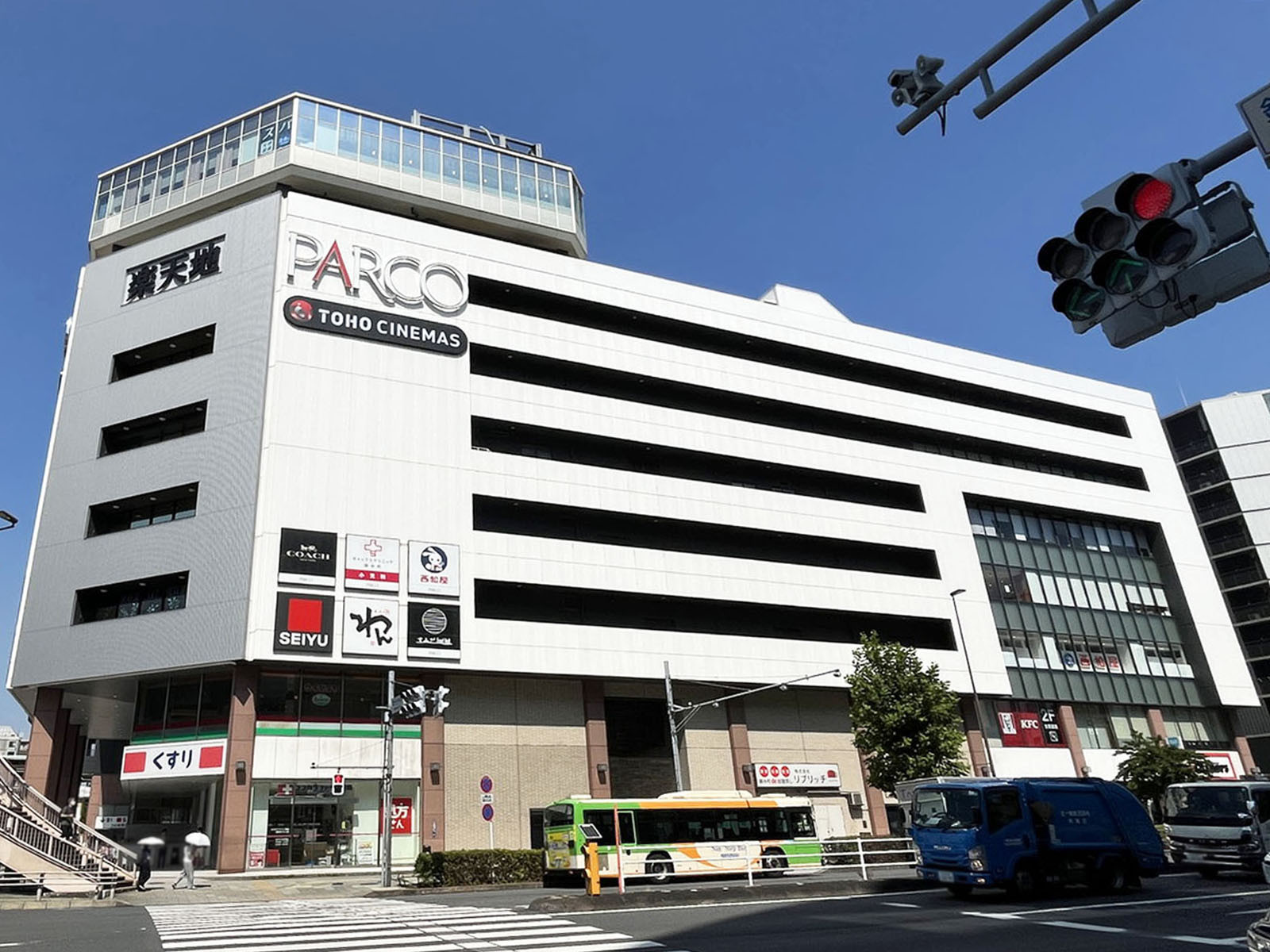 近くの大型商業施設