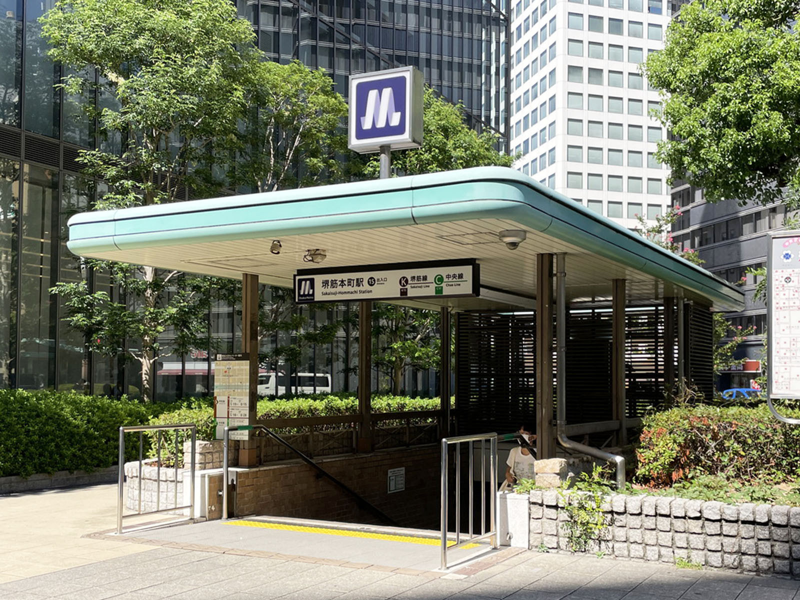 最寄りの「堺筋本町駅」