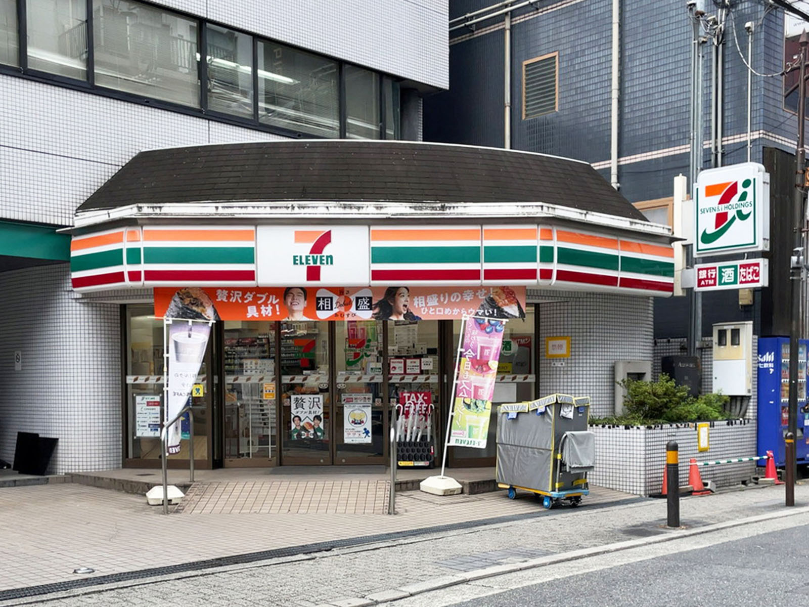 向かいにあるセブン-イレブン 大阪西天満4丁目店