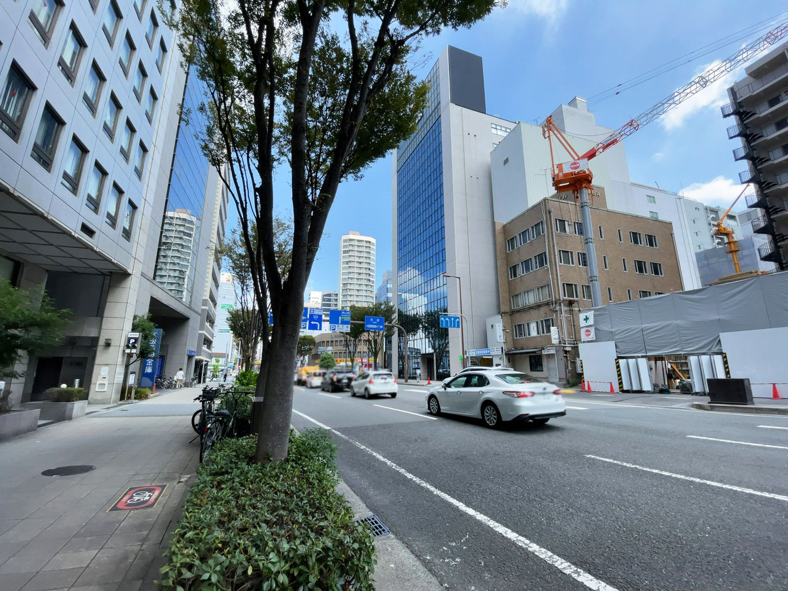 梅田プラザビル本館前面の通り