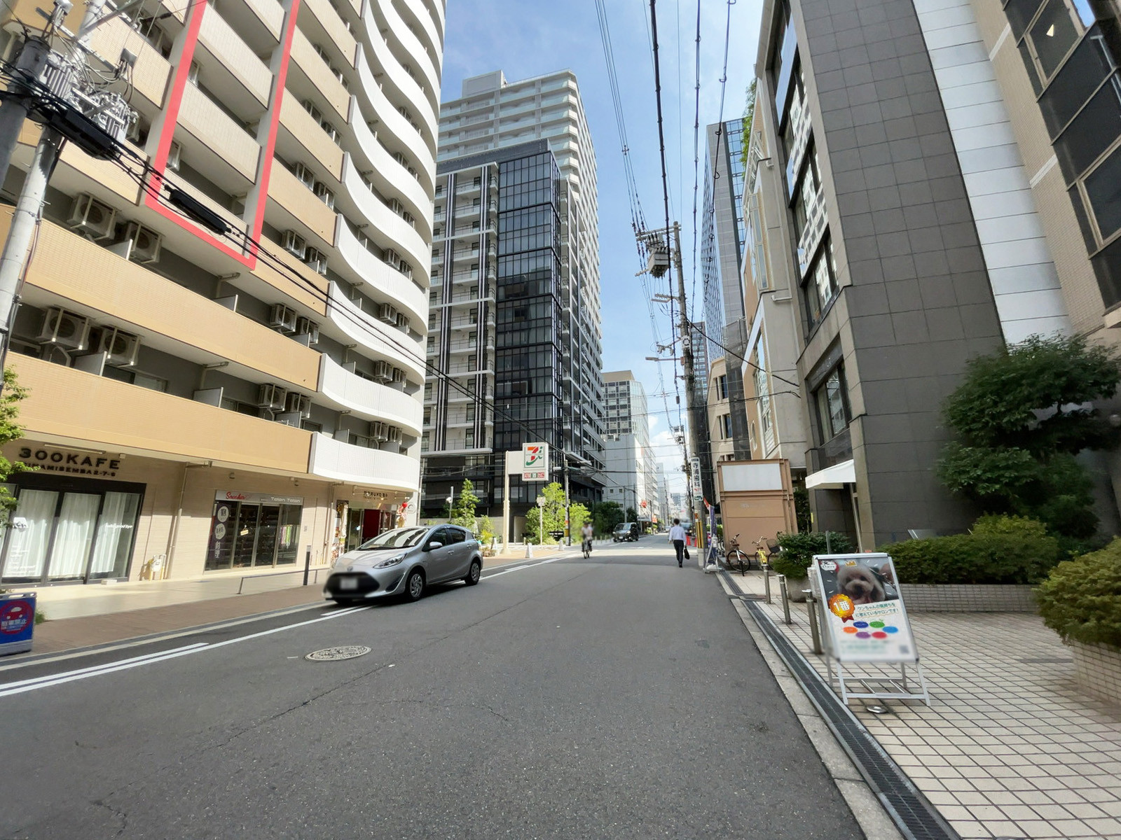 ユタカビル前面の通り
