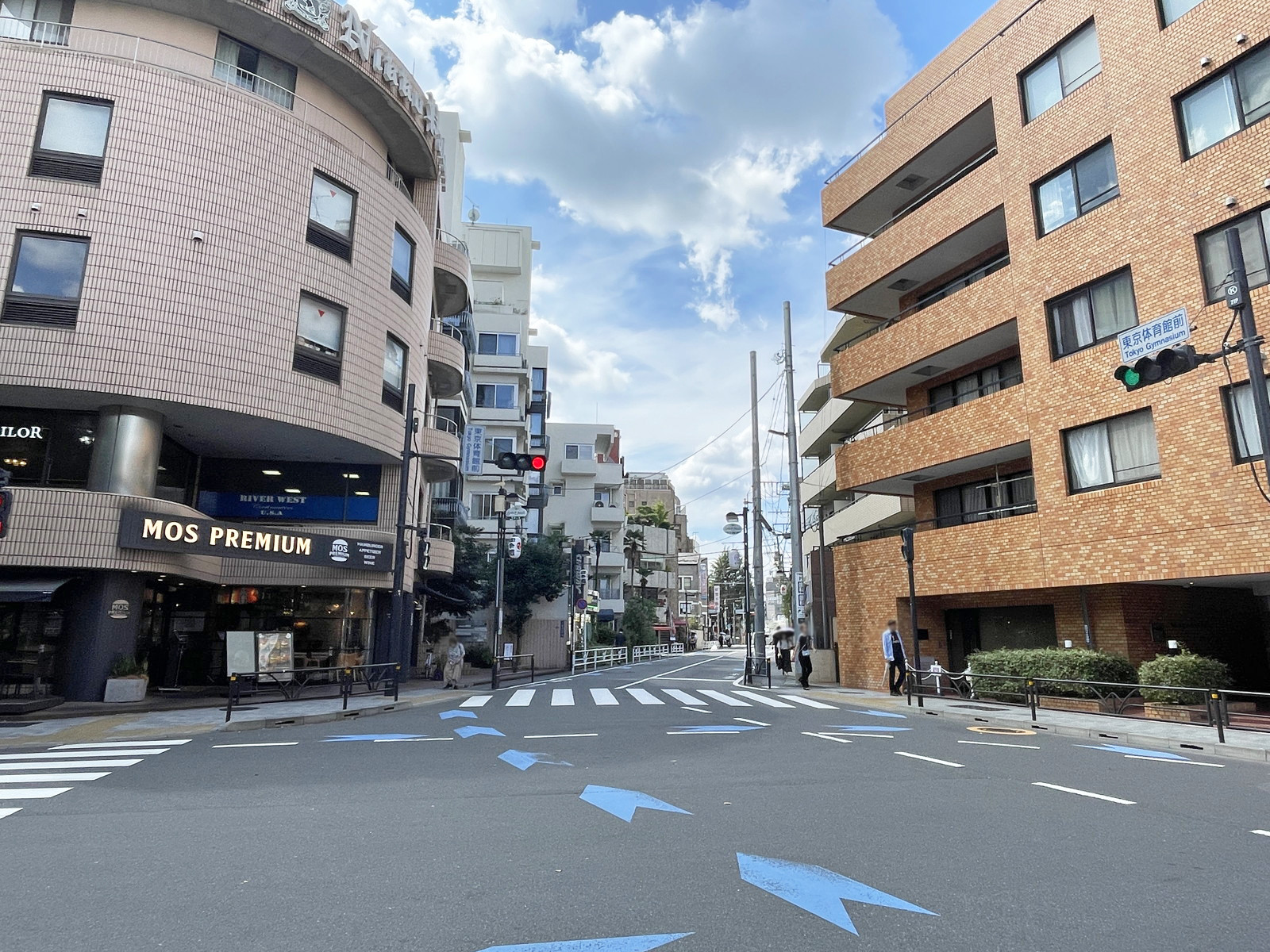 日興パレス千駄ヶ谷前面の通り