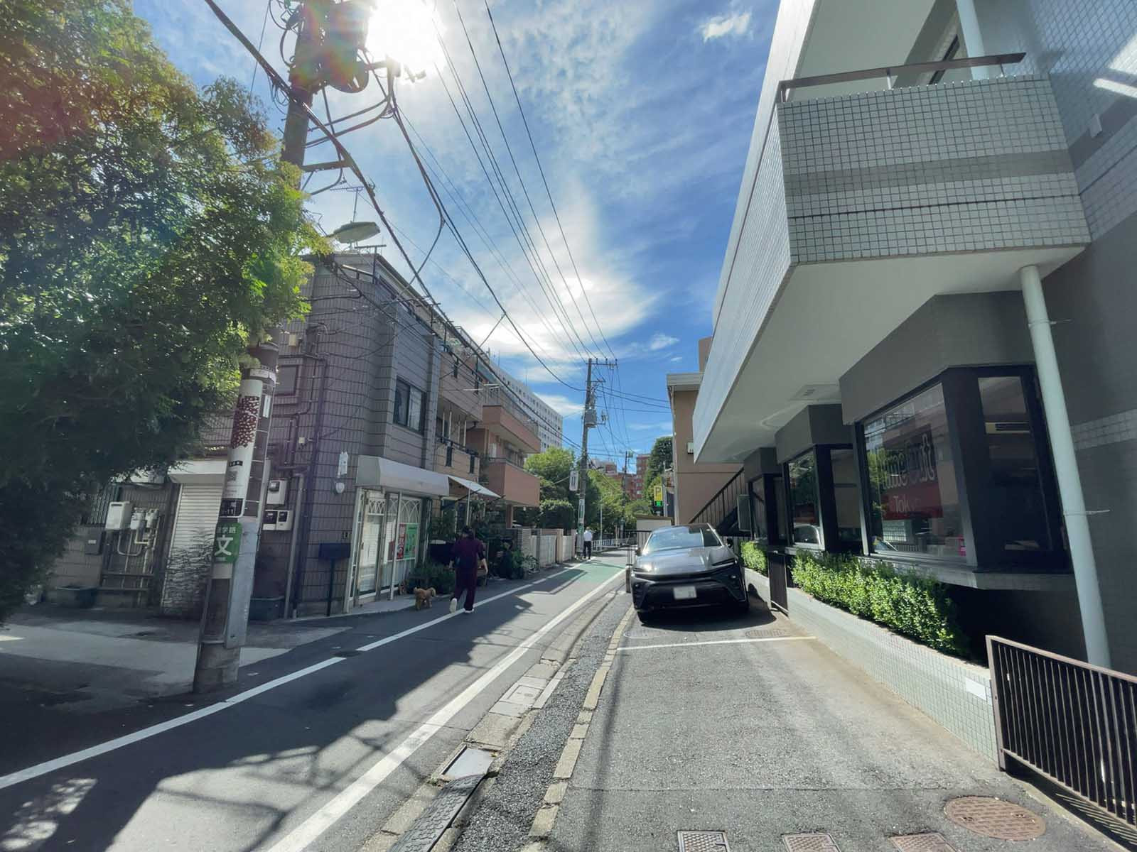 プレステージュ広尾前面の通り