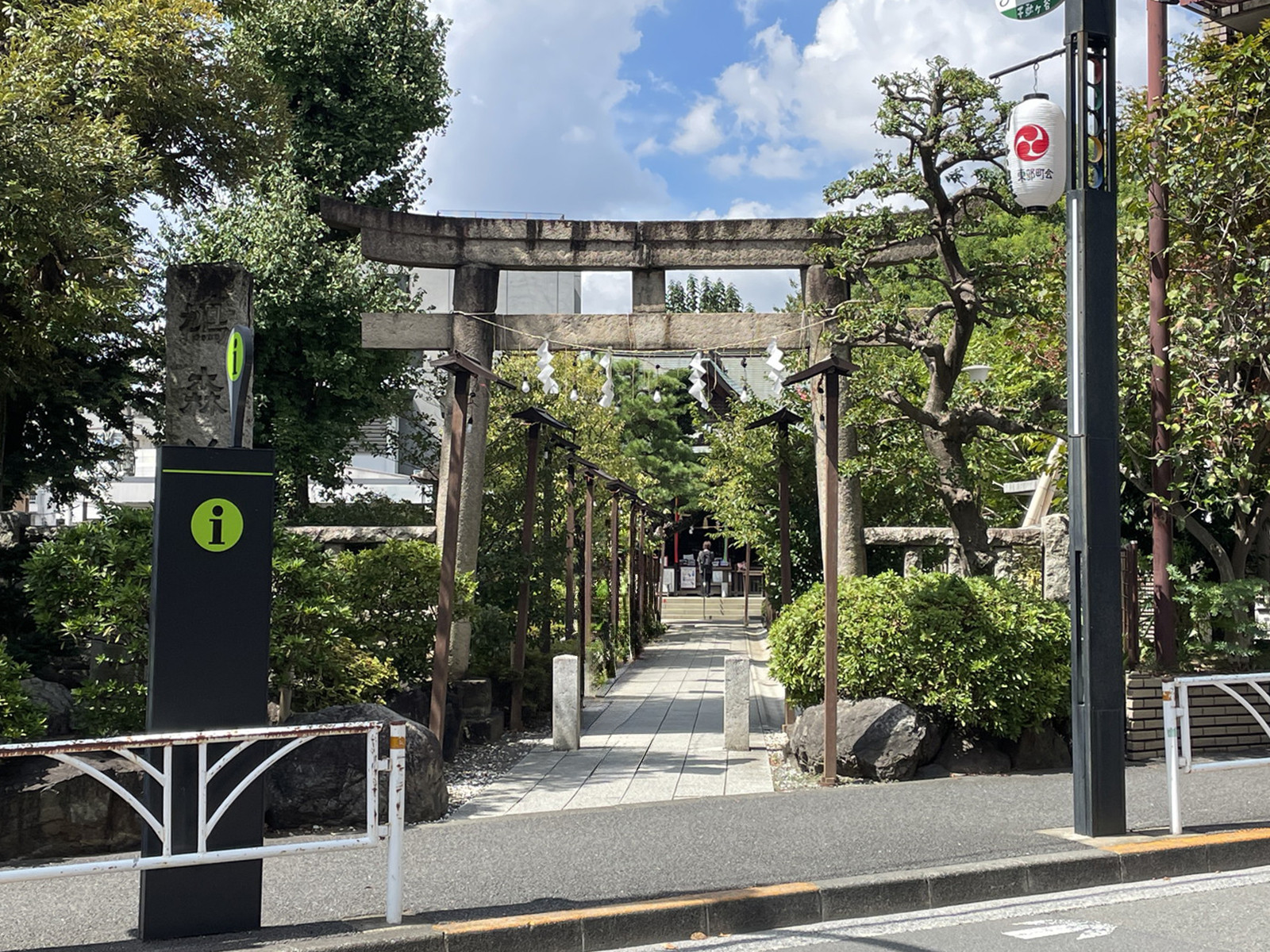 付近の鳩森八幡神社