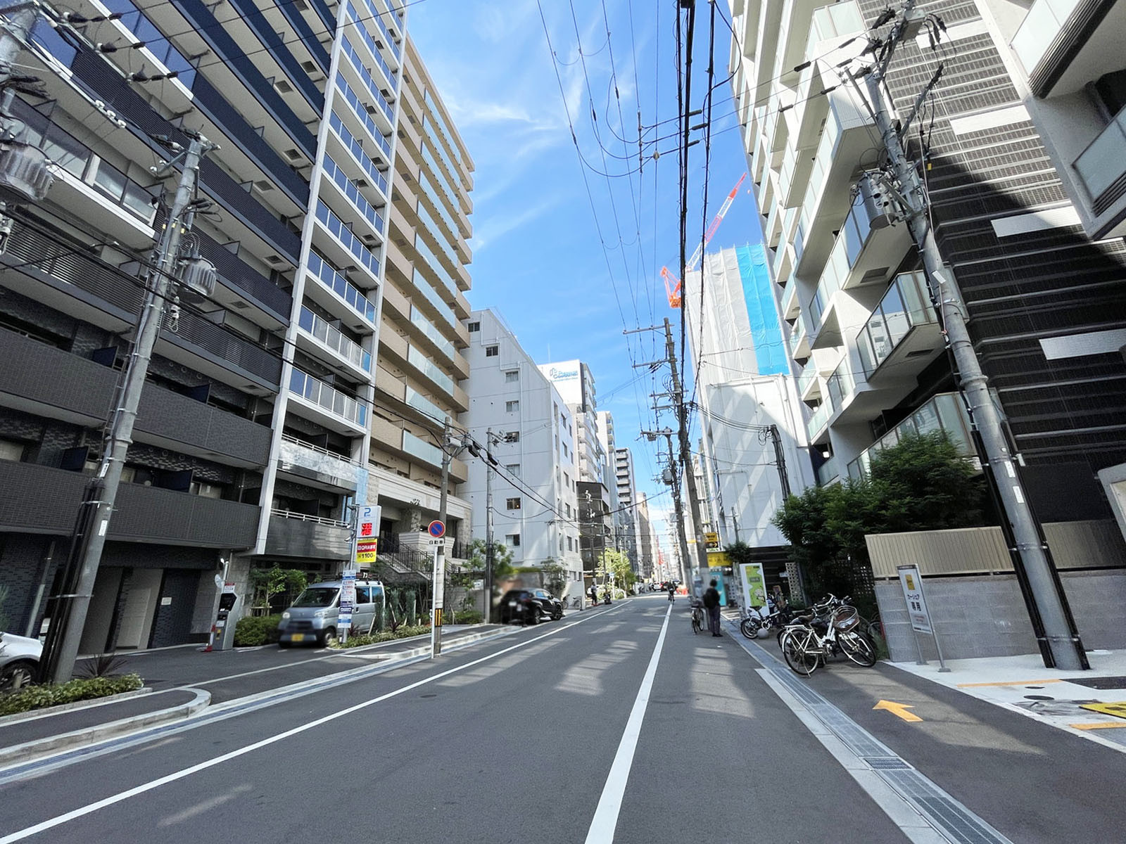 博労町エステートビル前面の通り