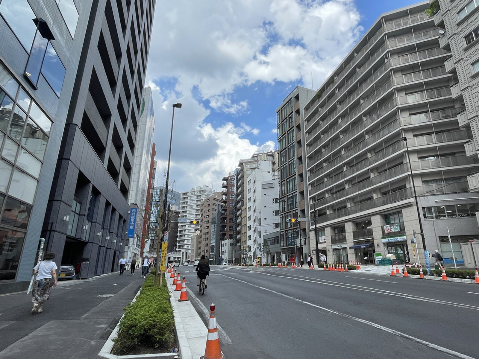 代々木フォレストビル前面の明治通り