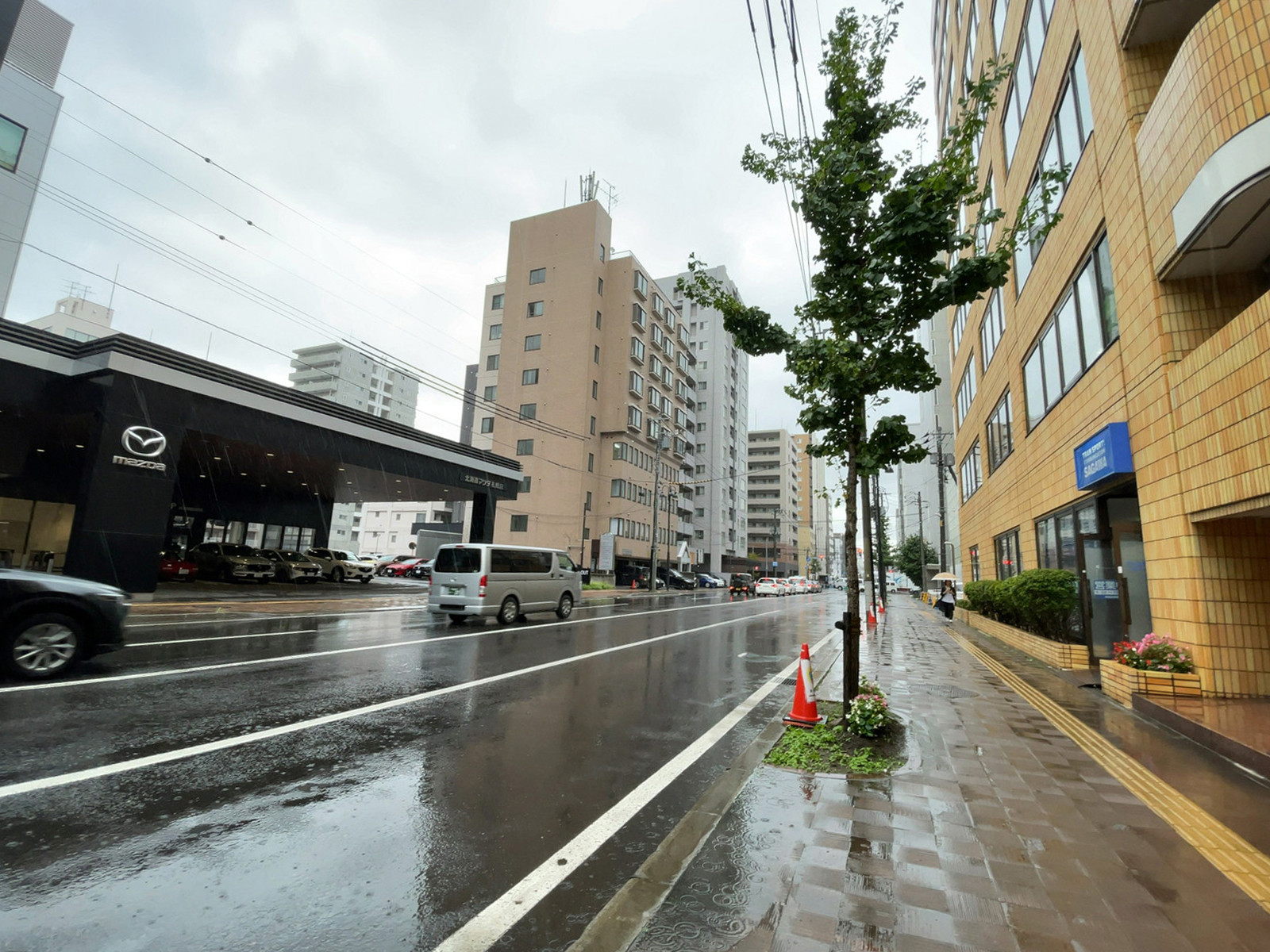 サン経成ビル前面の通り
