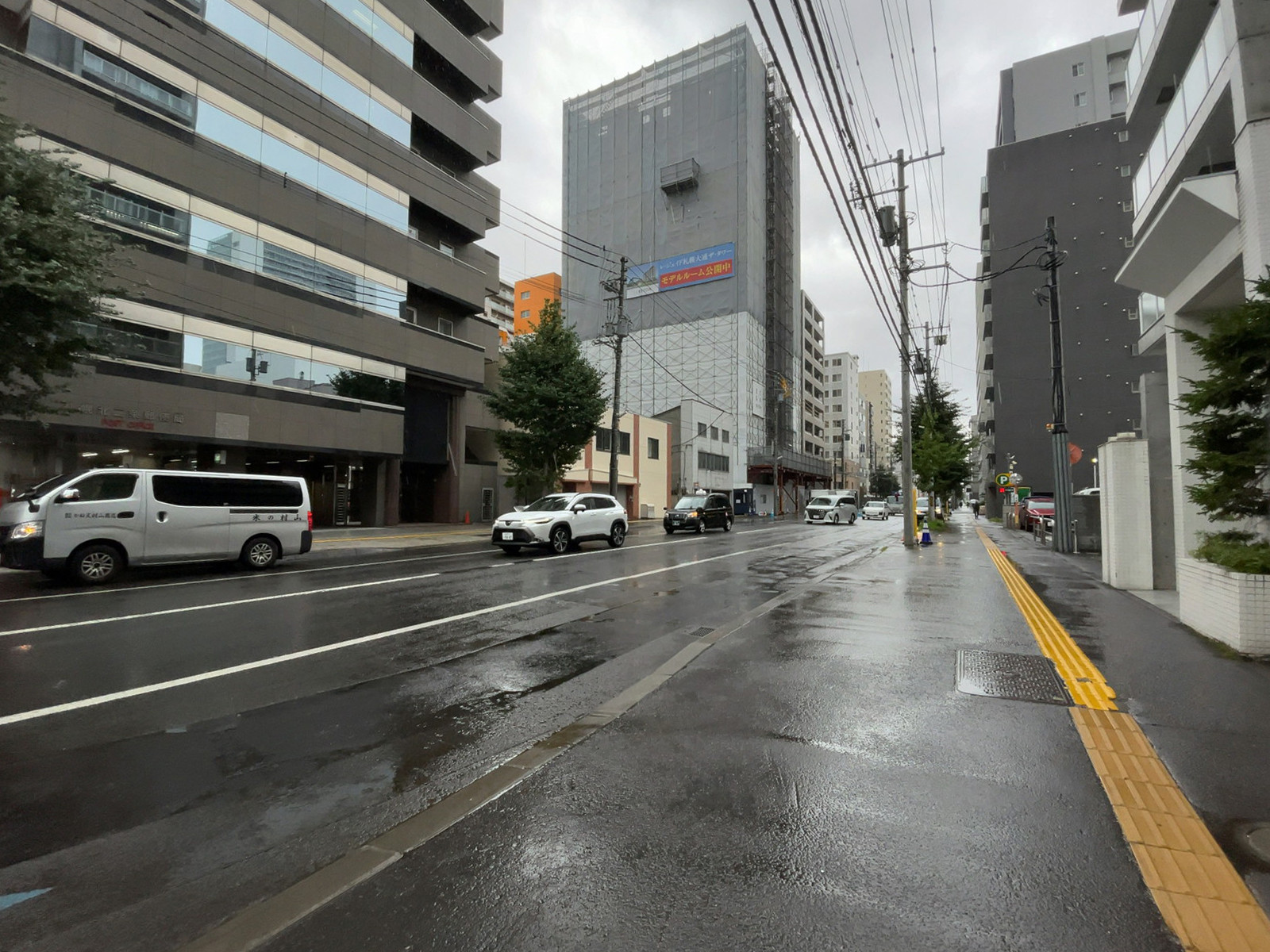 アルファ北2条ビル前面の通り