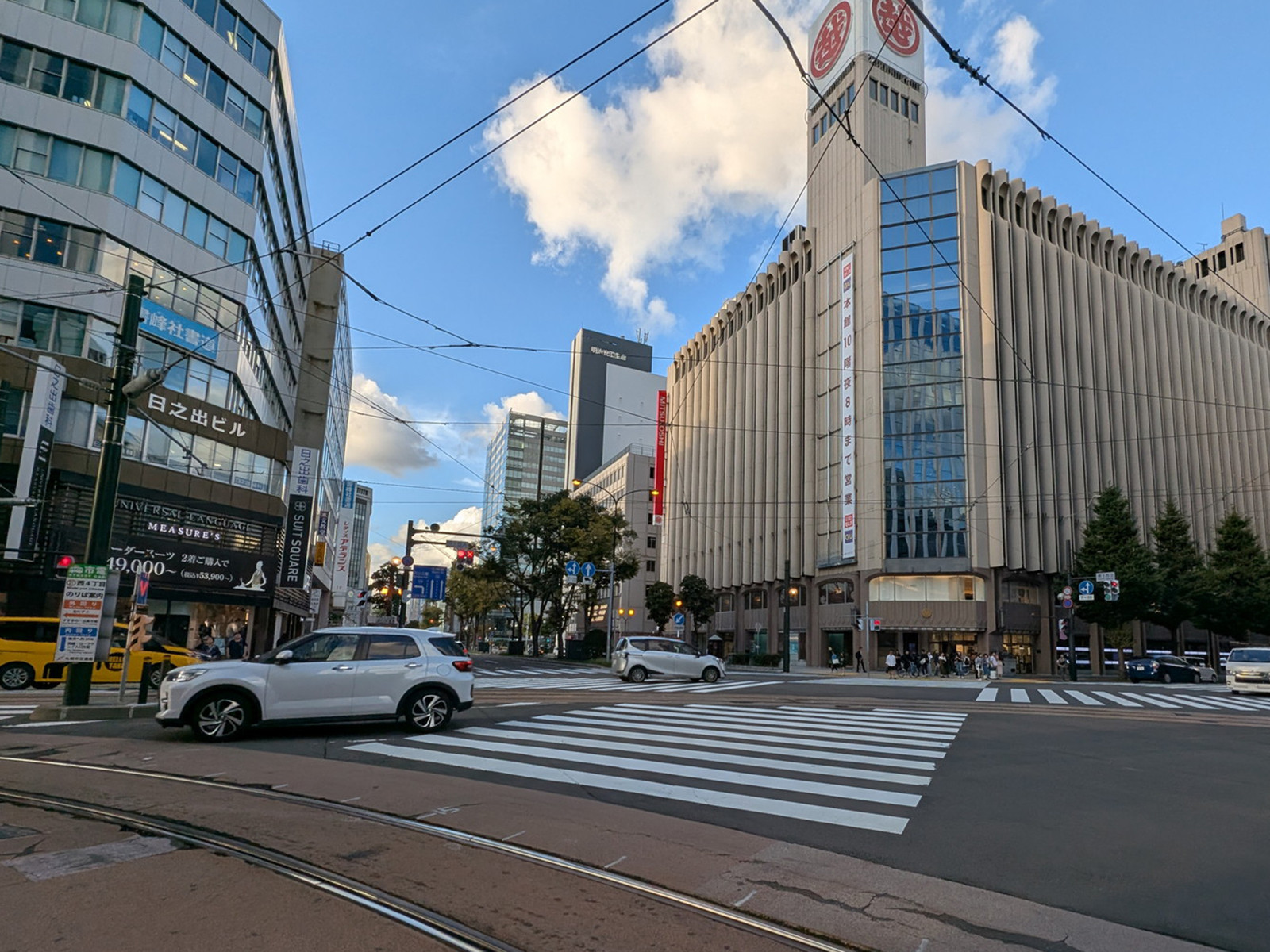 札幌4丁目プレイス前面の南1条通