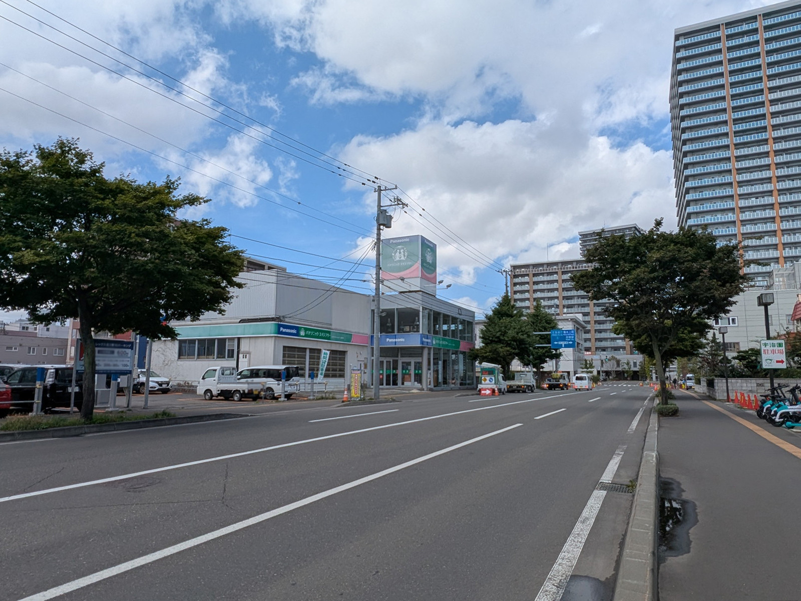 宇治園ビル前面の北2条通