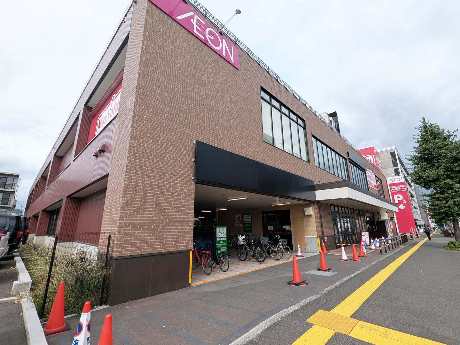 付近のマックスバリュ 山鼻店