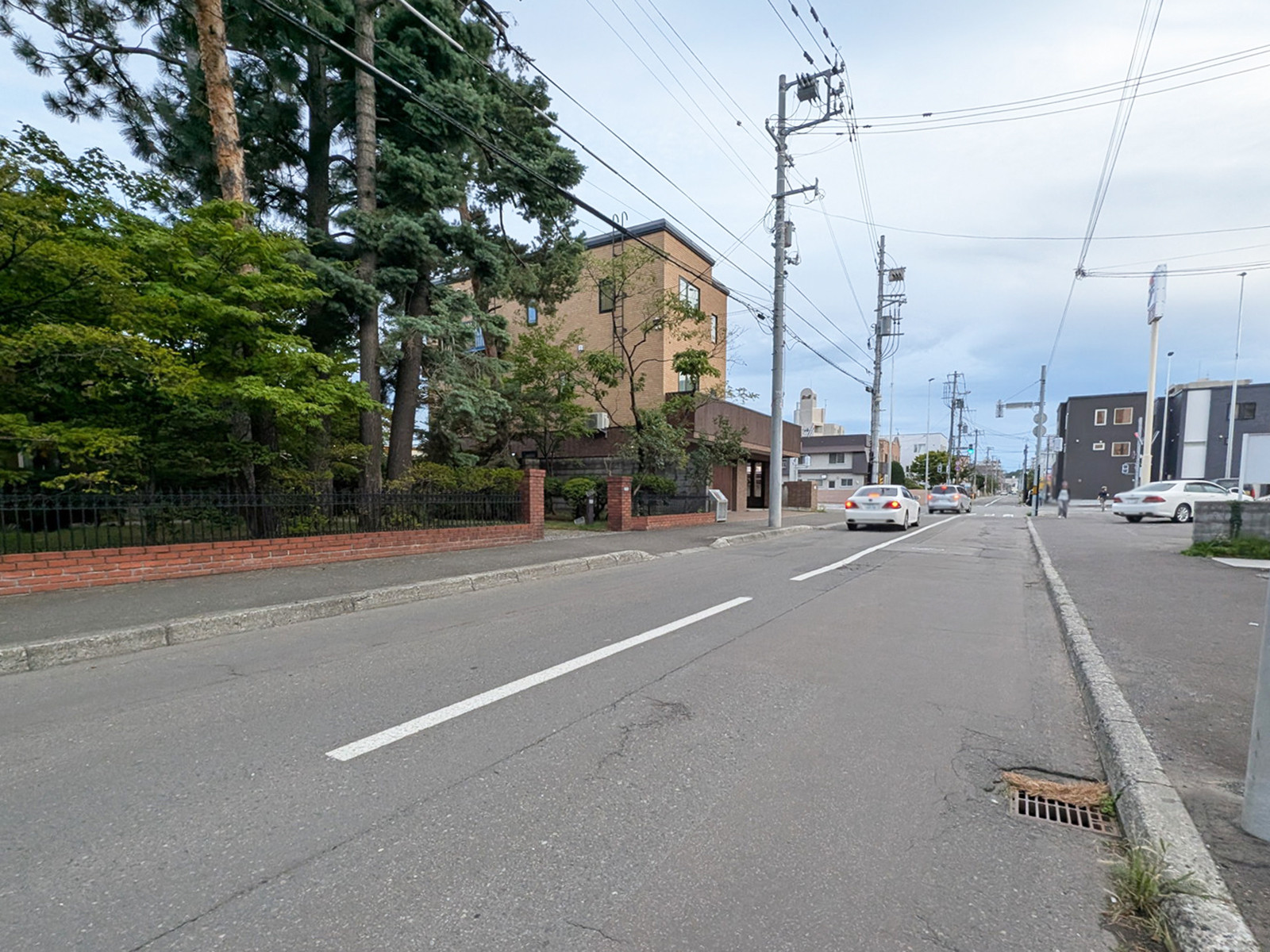 アイビス壱番館前面の通り