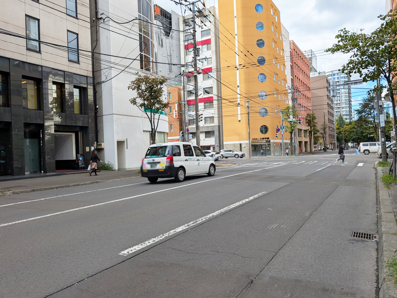 プロヴィデンスビル前面の通り