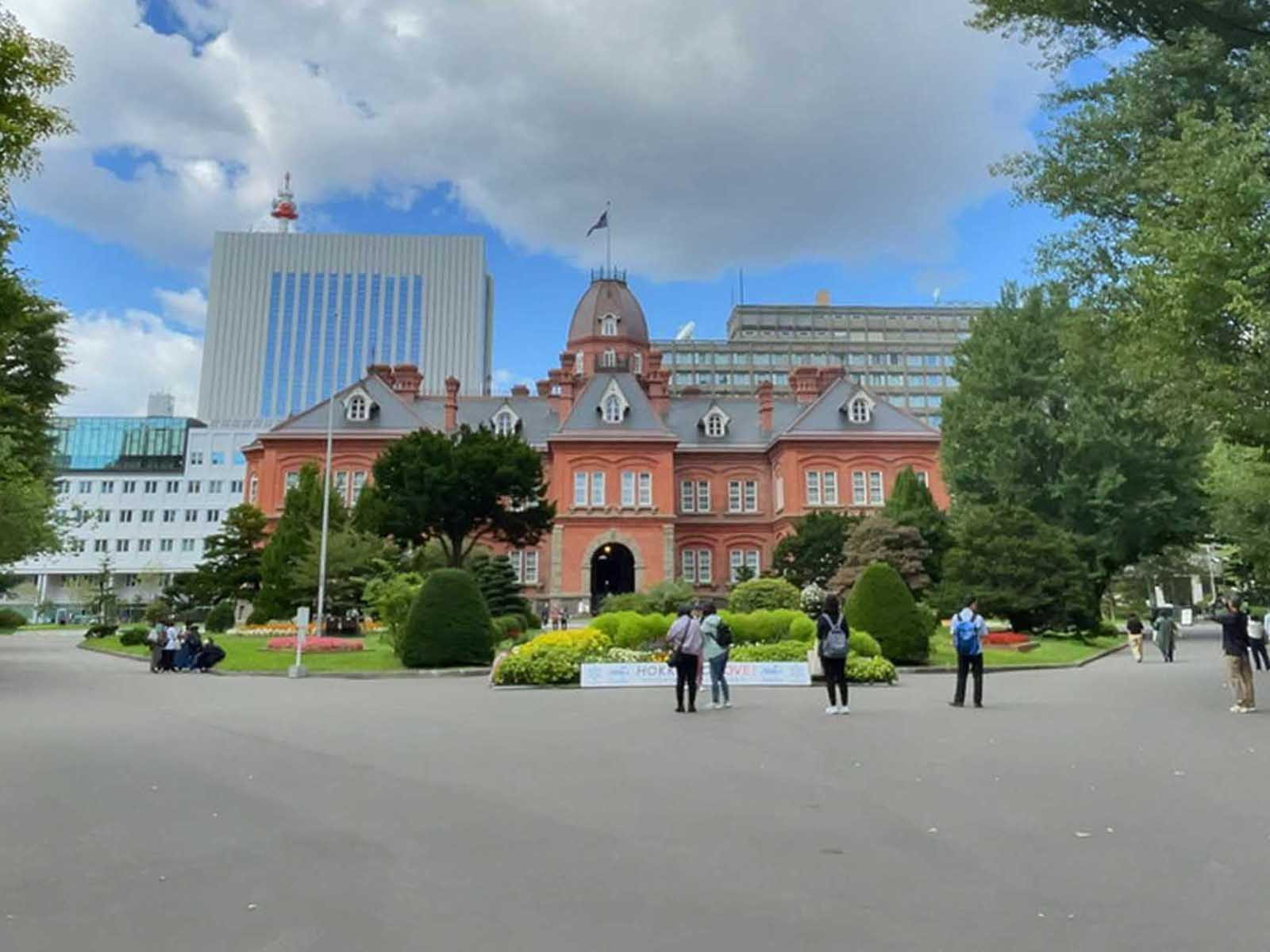 付近の北海道庁赤れんが庁舎
