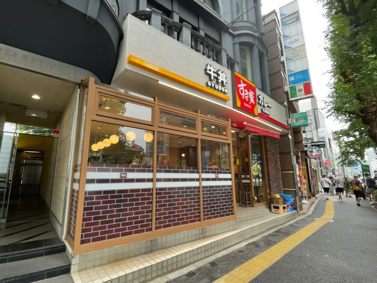 徒歩2分のすき家 神宮前三丁目店